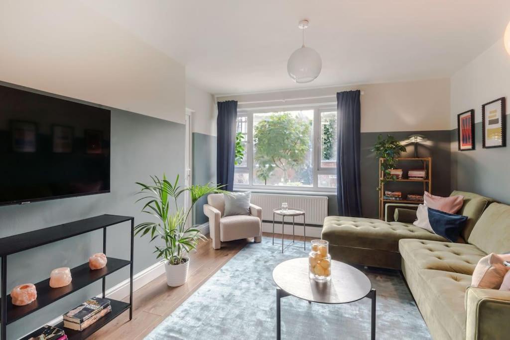 The Clissold, Two Bedroom N5 Apartment London