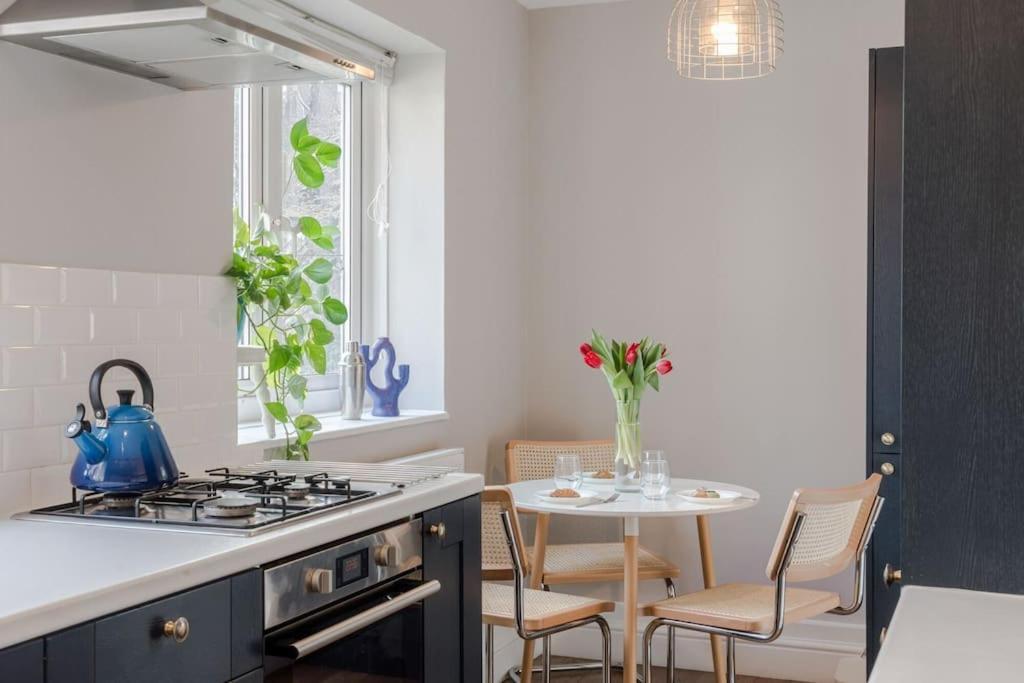 The Clissold, Two Bedroom N5 Apartment London