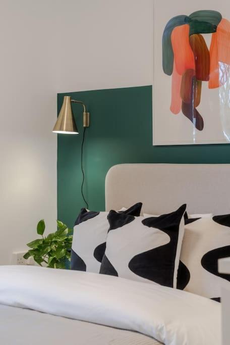 The Clissold, Two Bedroom N5 *