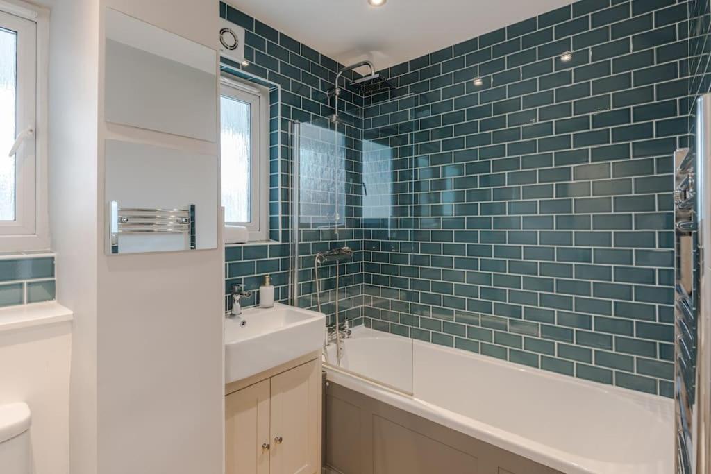 The Clissold, Two Bedroom N5 * London