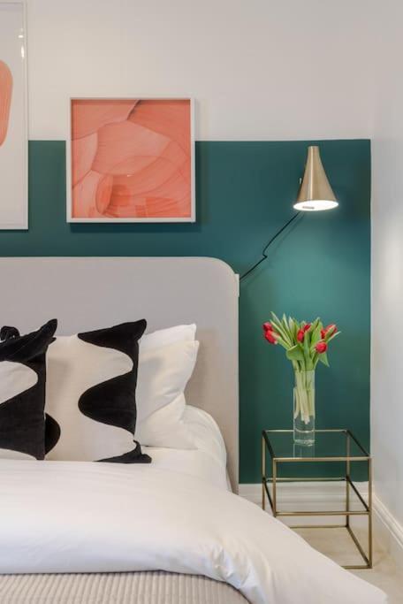 Apartment The Clissold, Two Bedroom N5 *