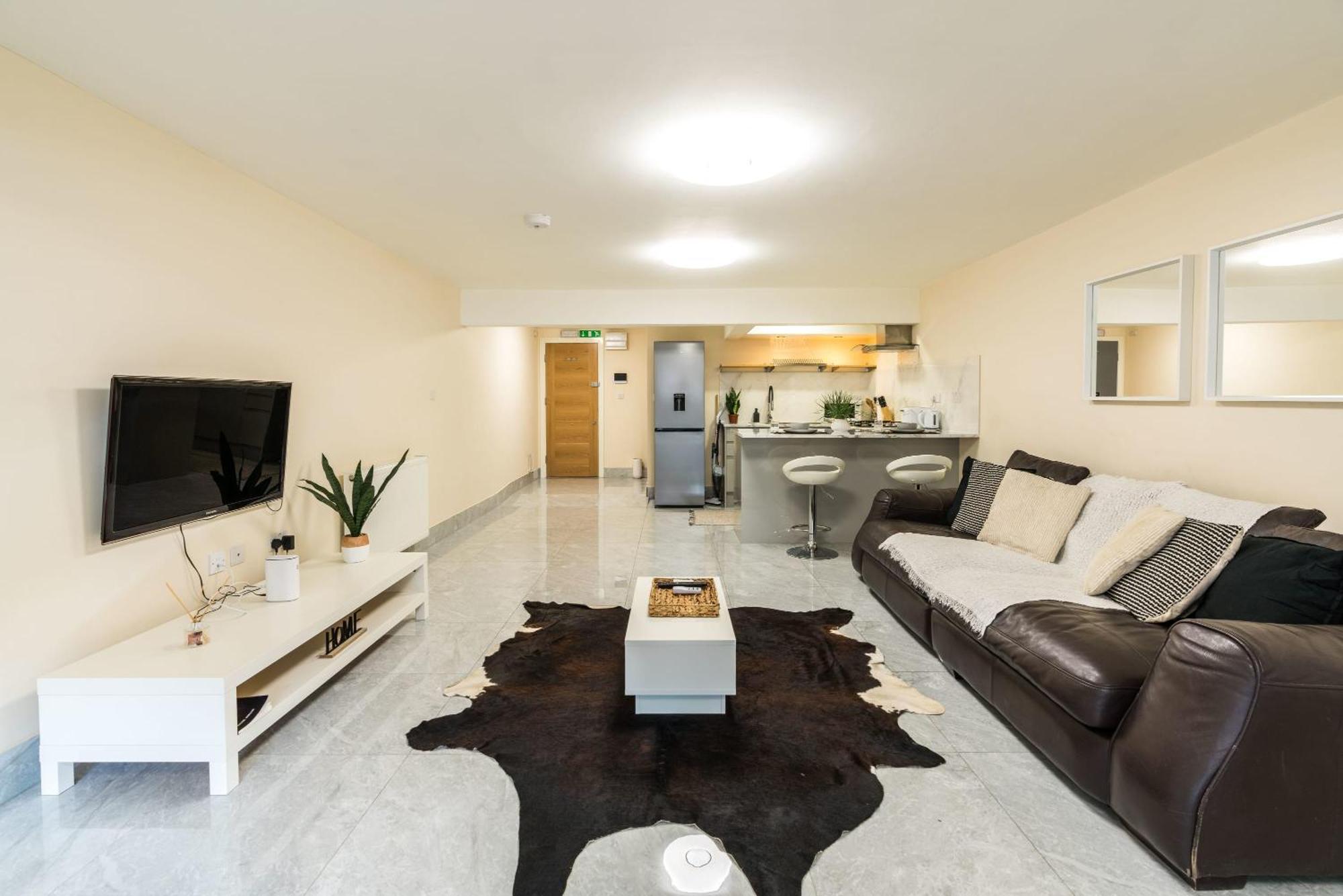 Huge Fully Equipped Studio 1 Min From Tube Station Vakantiehuis Londen