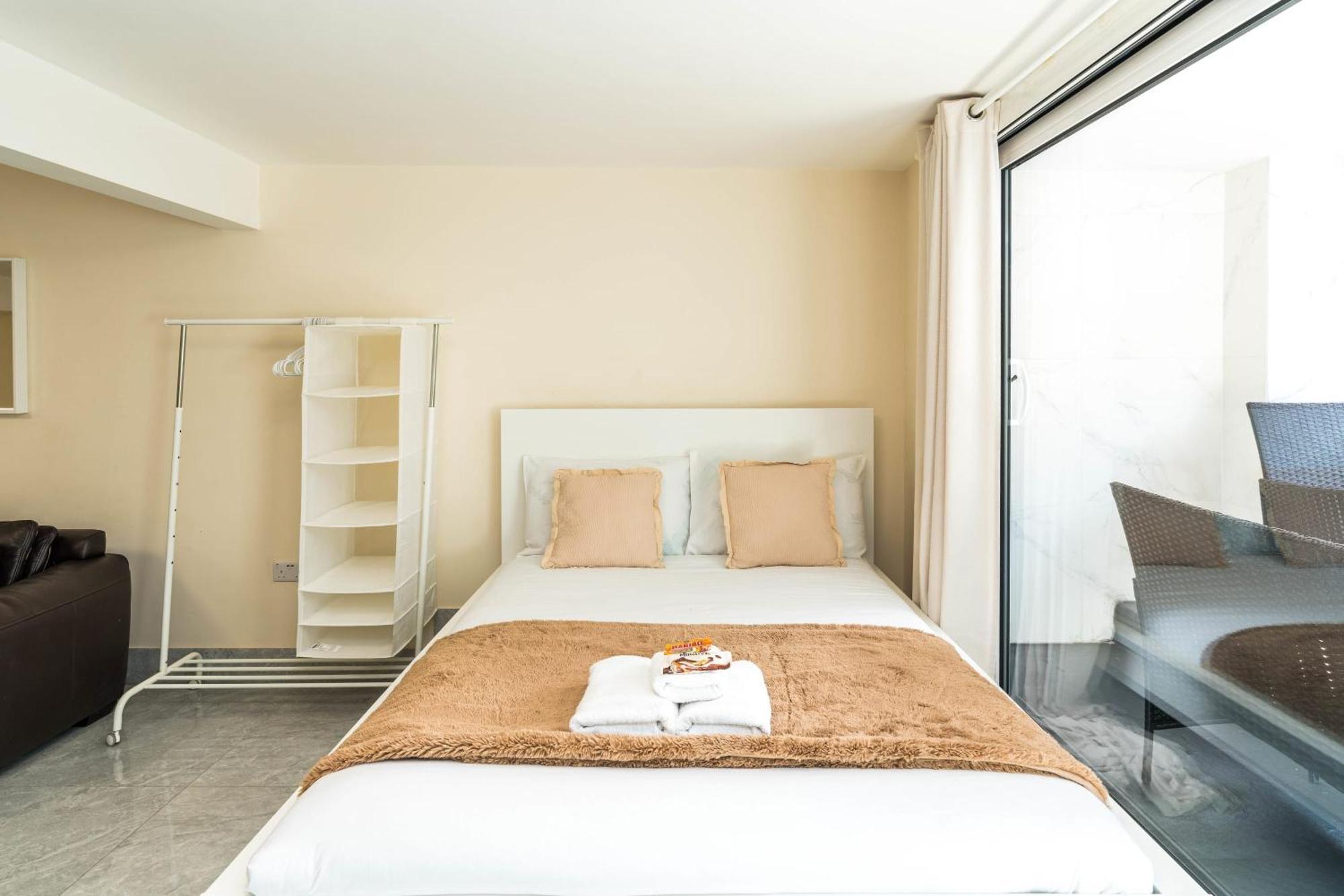 Vakantiehuis Huge Fully Equipped Studio 1 Min From Tube Station Londen