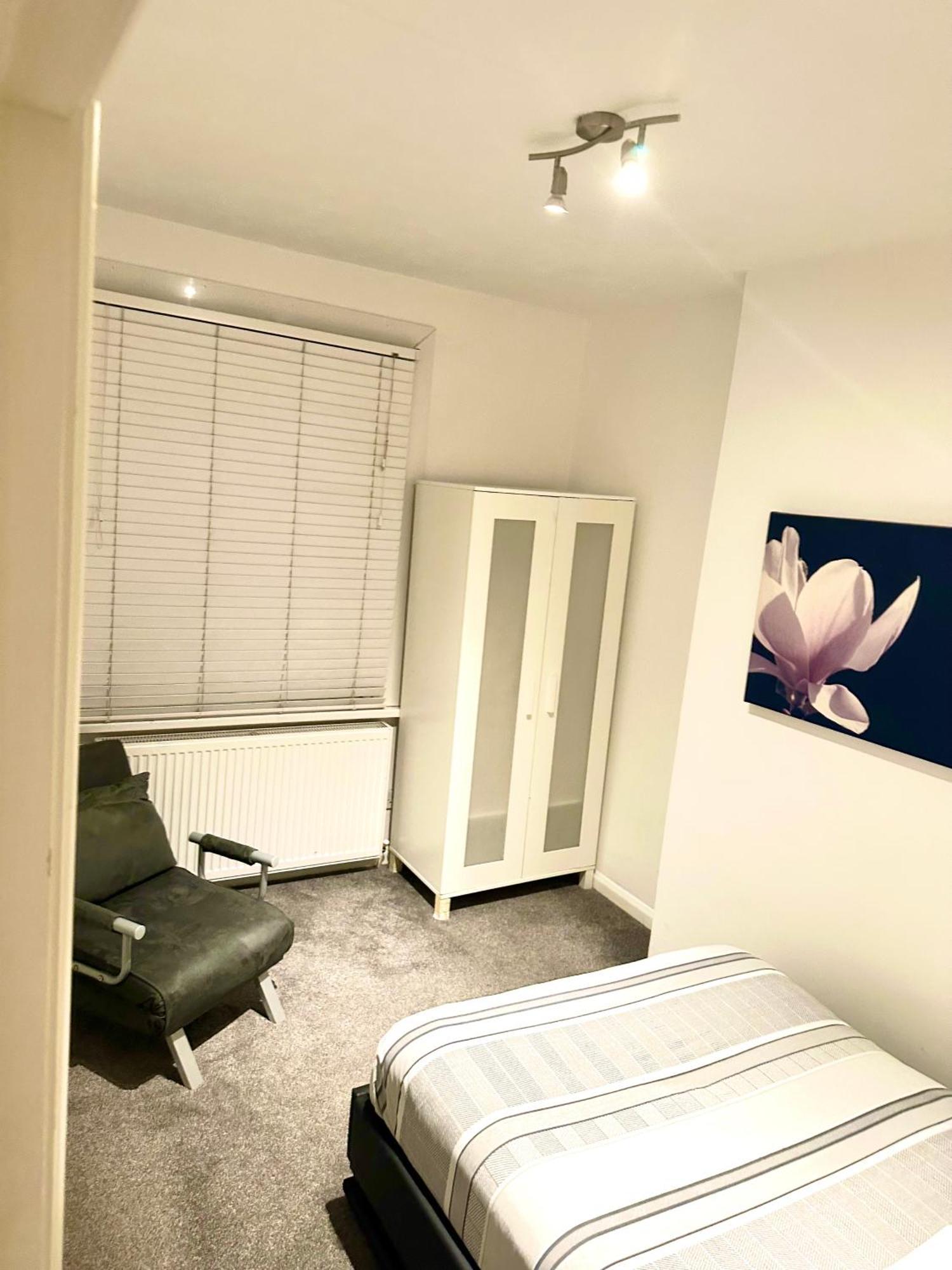 One Bed Flat In Central * Londen