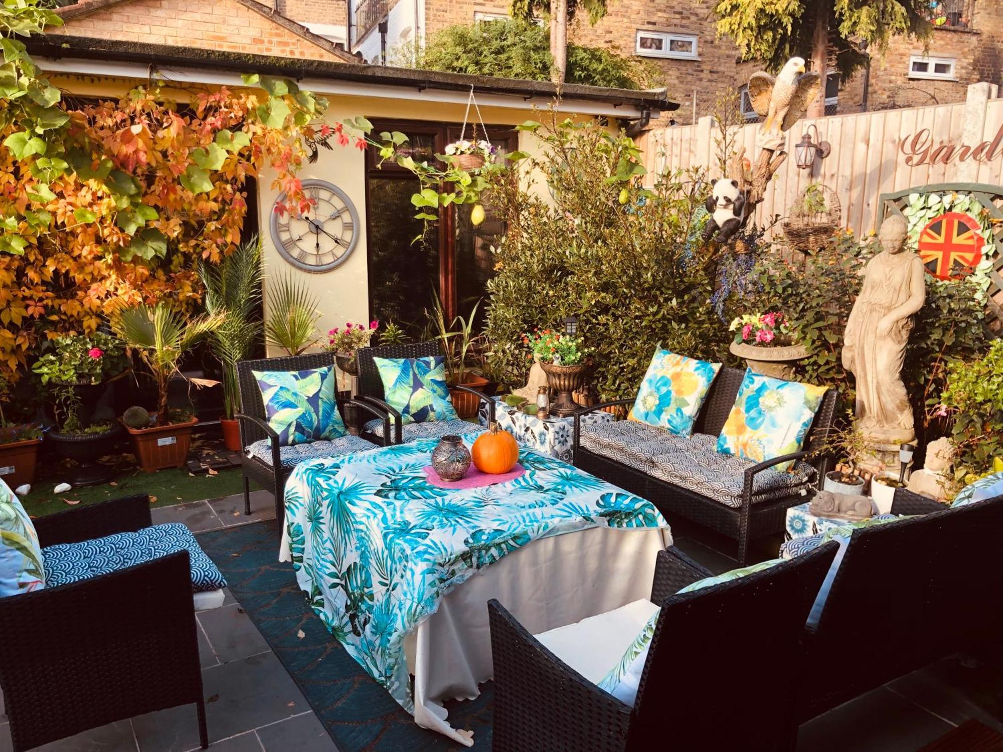 Ferienhaus Cheerful 4 Bedroom House With Garden Free Parking