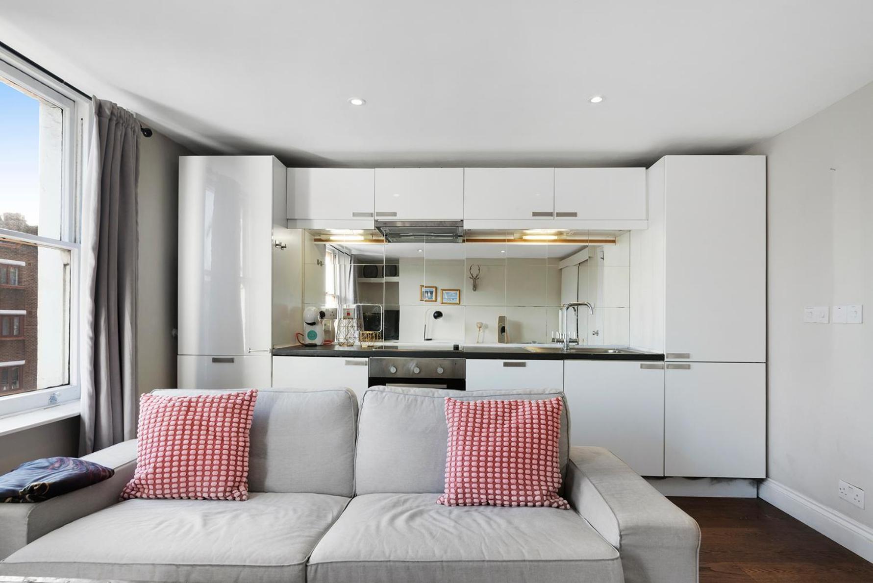 Modernised 1 And 2 Bedrooms Option Terrace And Balcony High Street Londen