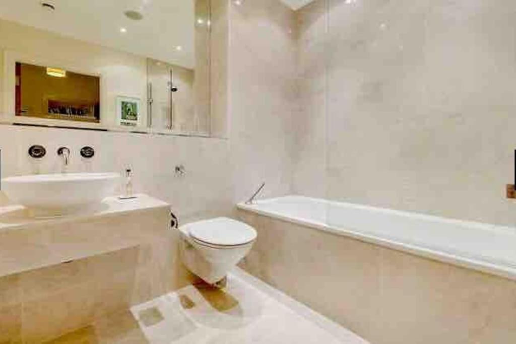 Apartment Beautiful Apartment With Underground Parking, Balcony In Kew, Richmond London London