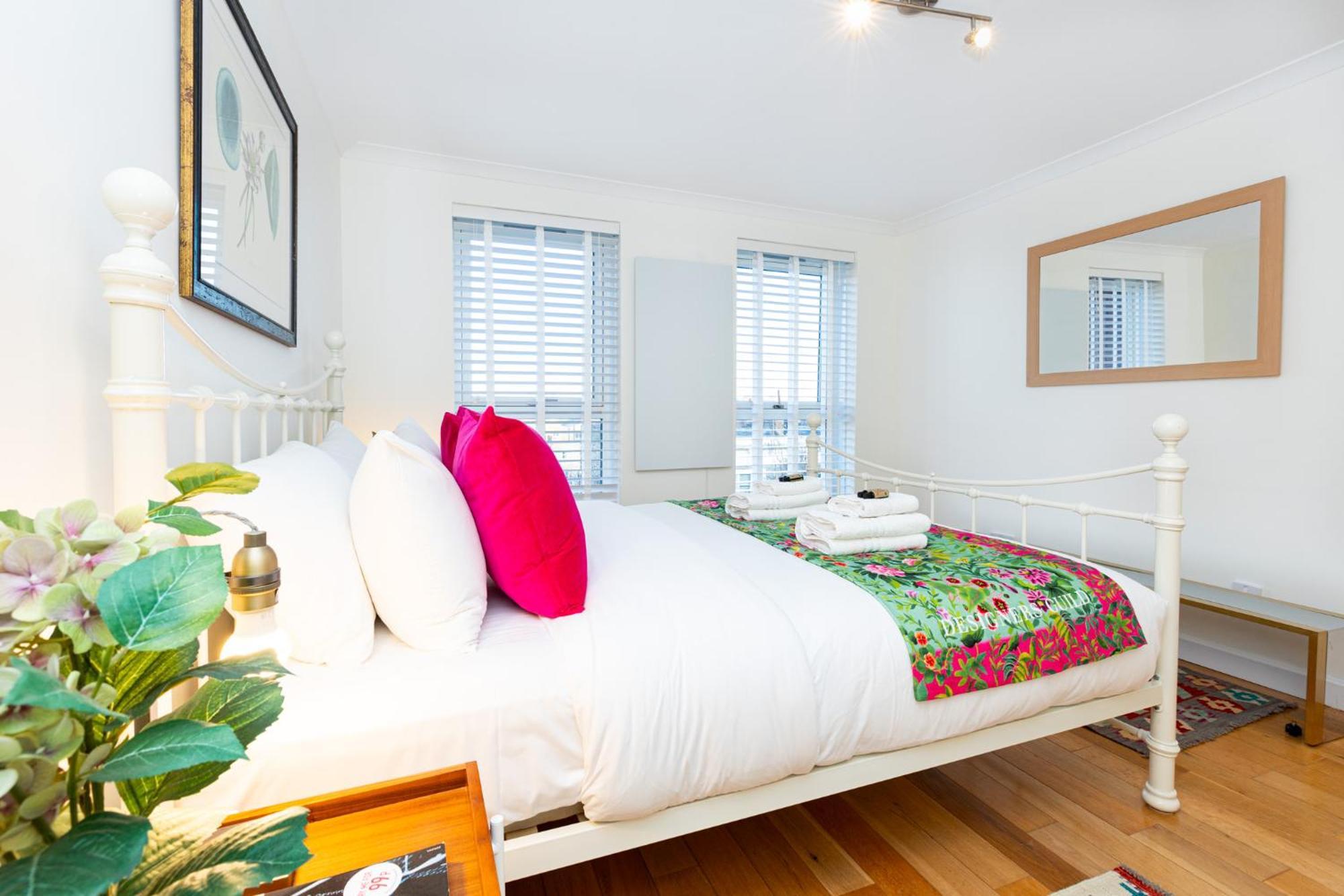 Immense Gorgeous 2br Wbalcony & Office In Chelsea Leilighet *