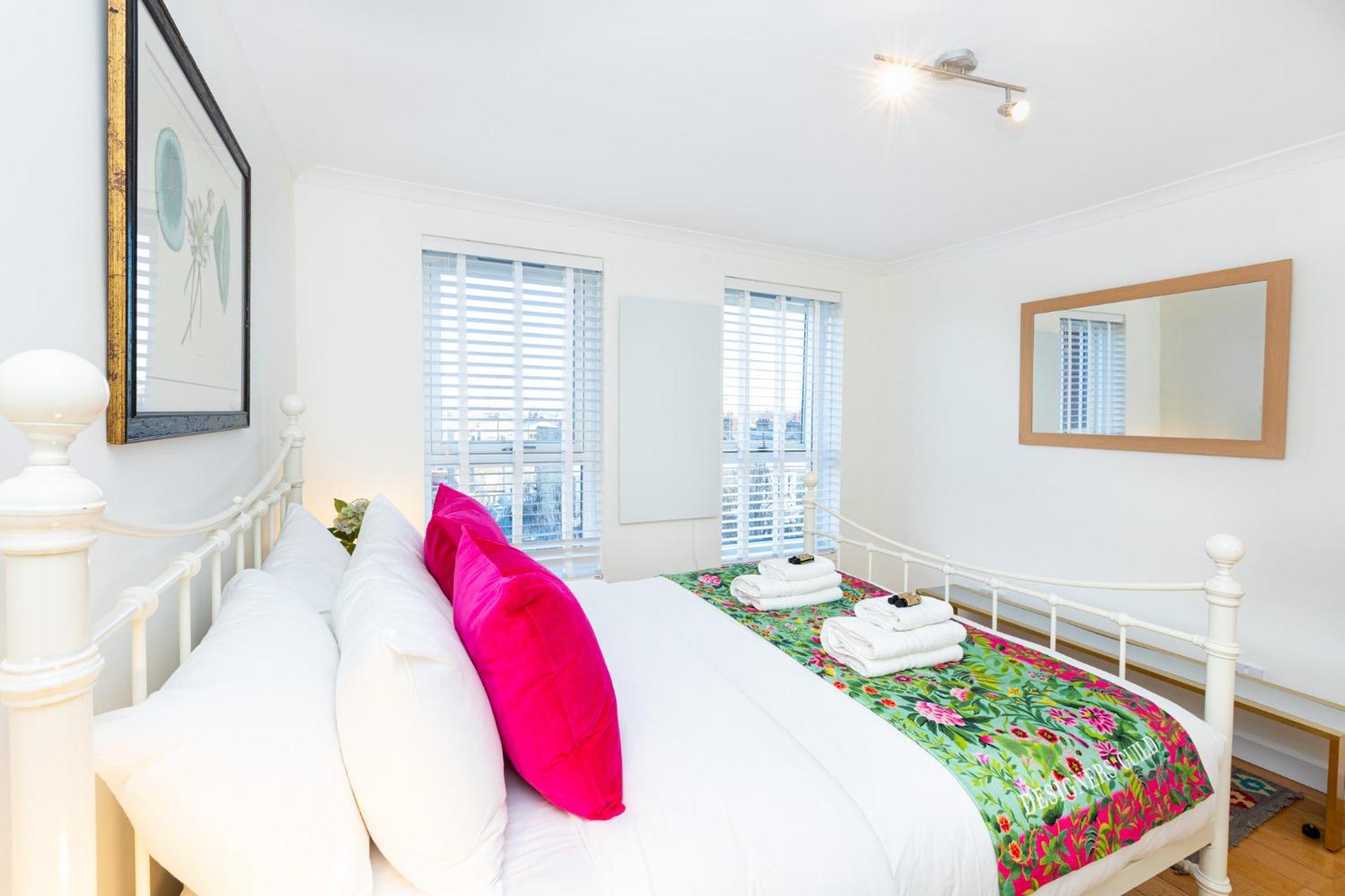 Immense Gorgeous 2br Wbalcony & Office In Chelsea Leilighet *