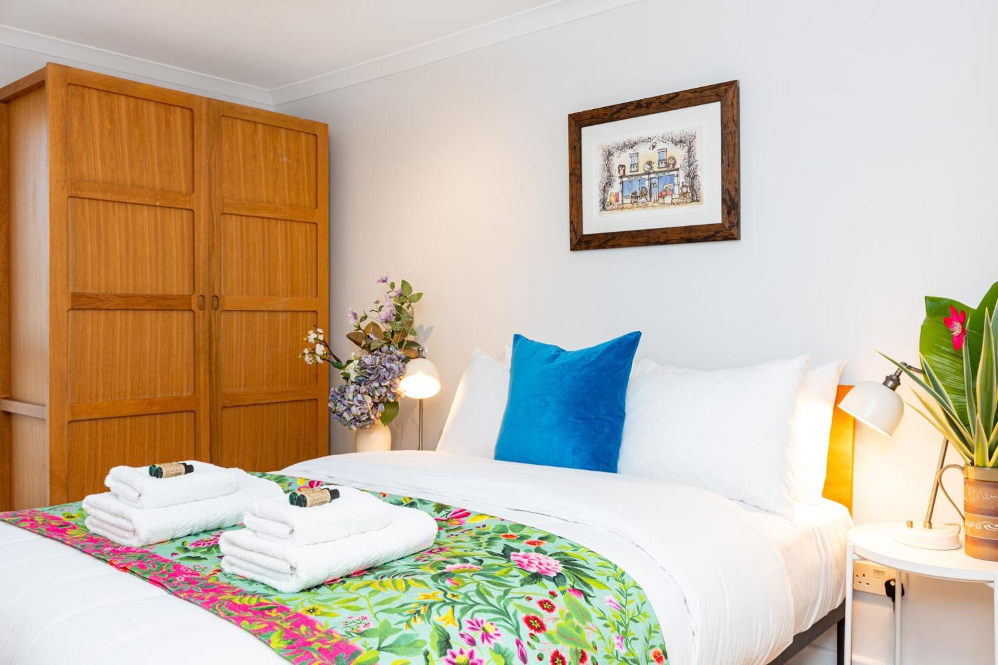 Immense Gorgeous 2br Wbalcony & Office In Chelsea Leilighet London