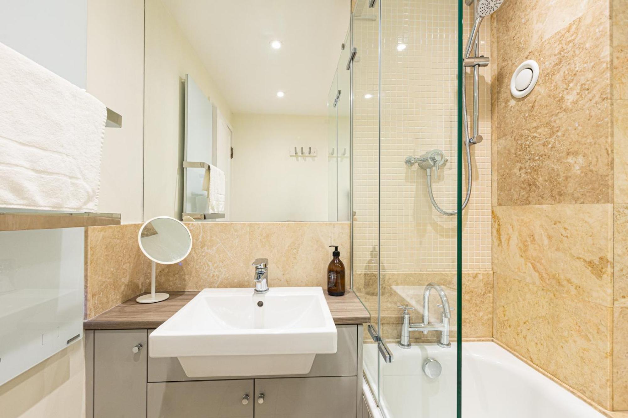 Immense Gorgeous 2br Wbalcony & Office In Chelsea Leilighet London