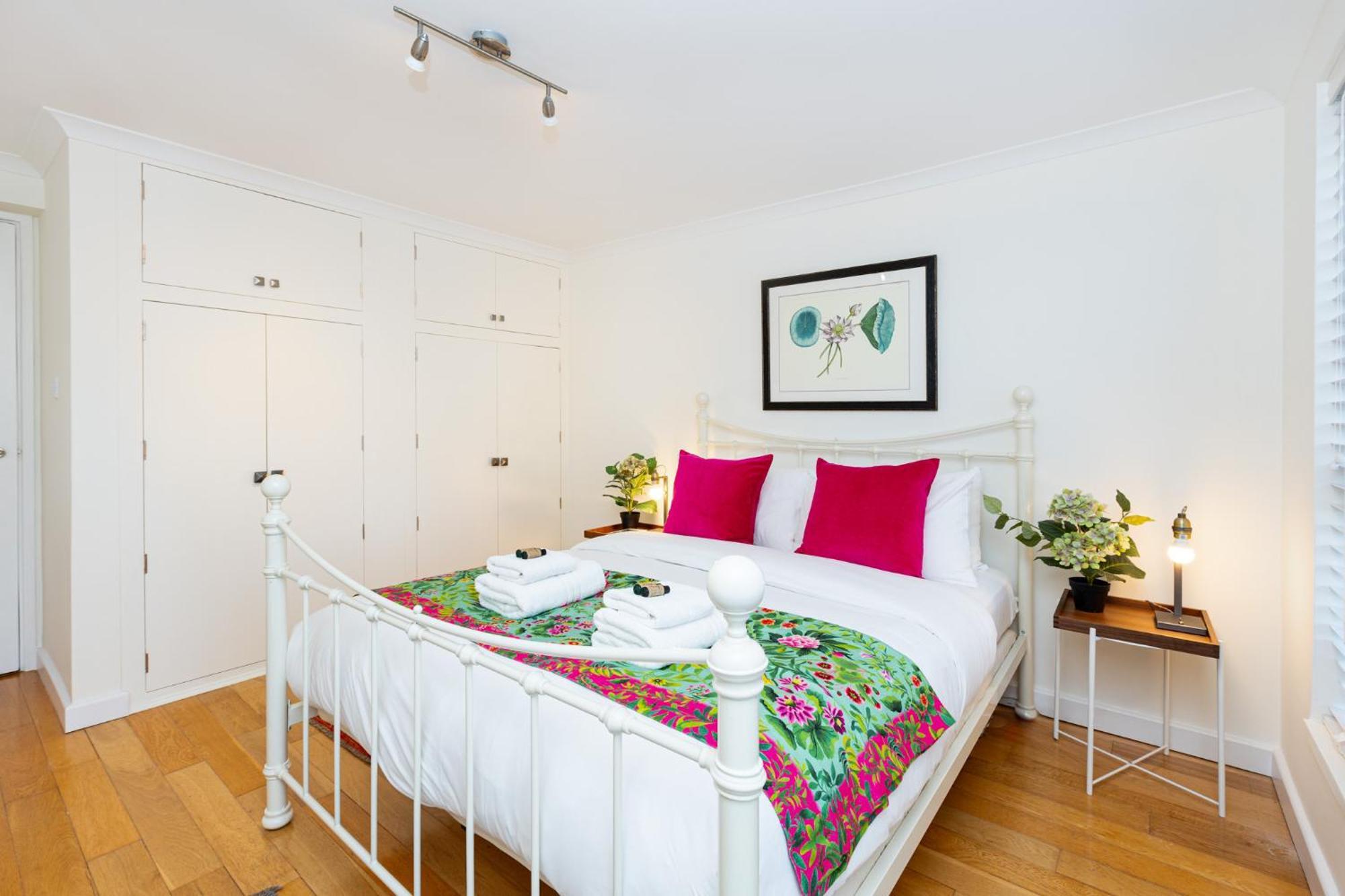 Immense Gorgeous 2br Wbalcony & Office In Chelsea Leilighet *