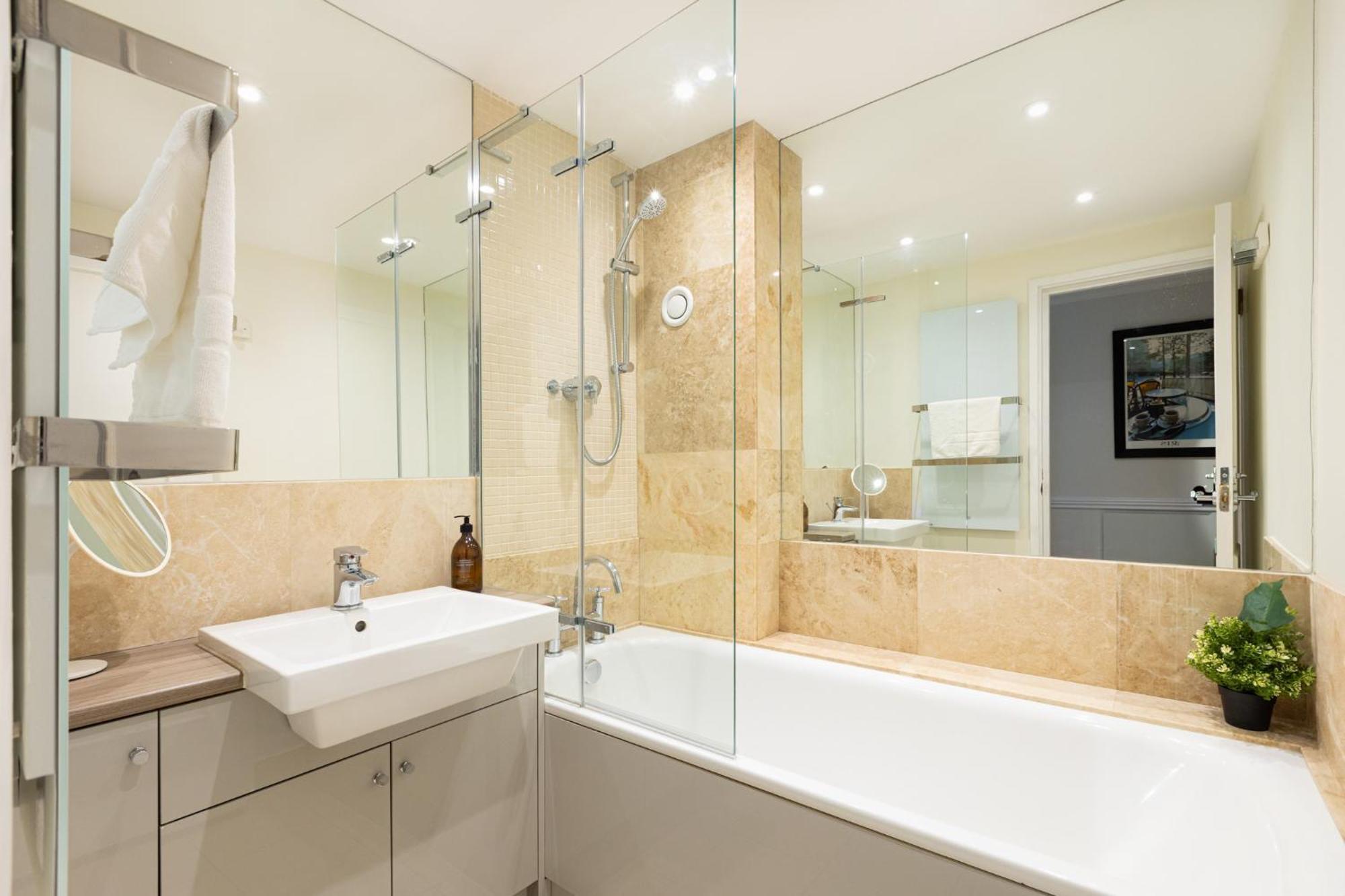 Immense Gorgeous 2br Wbalcony & Office In Chelsea Leilighet London