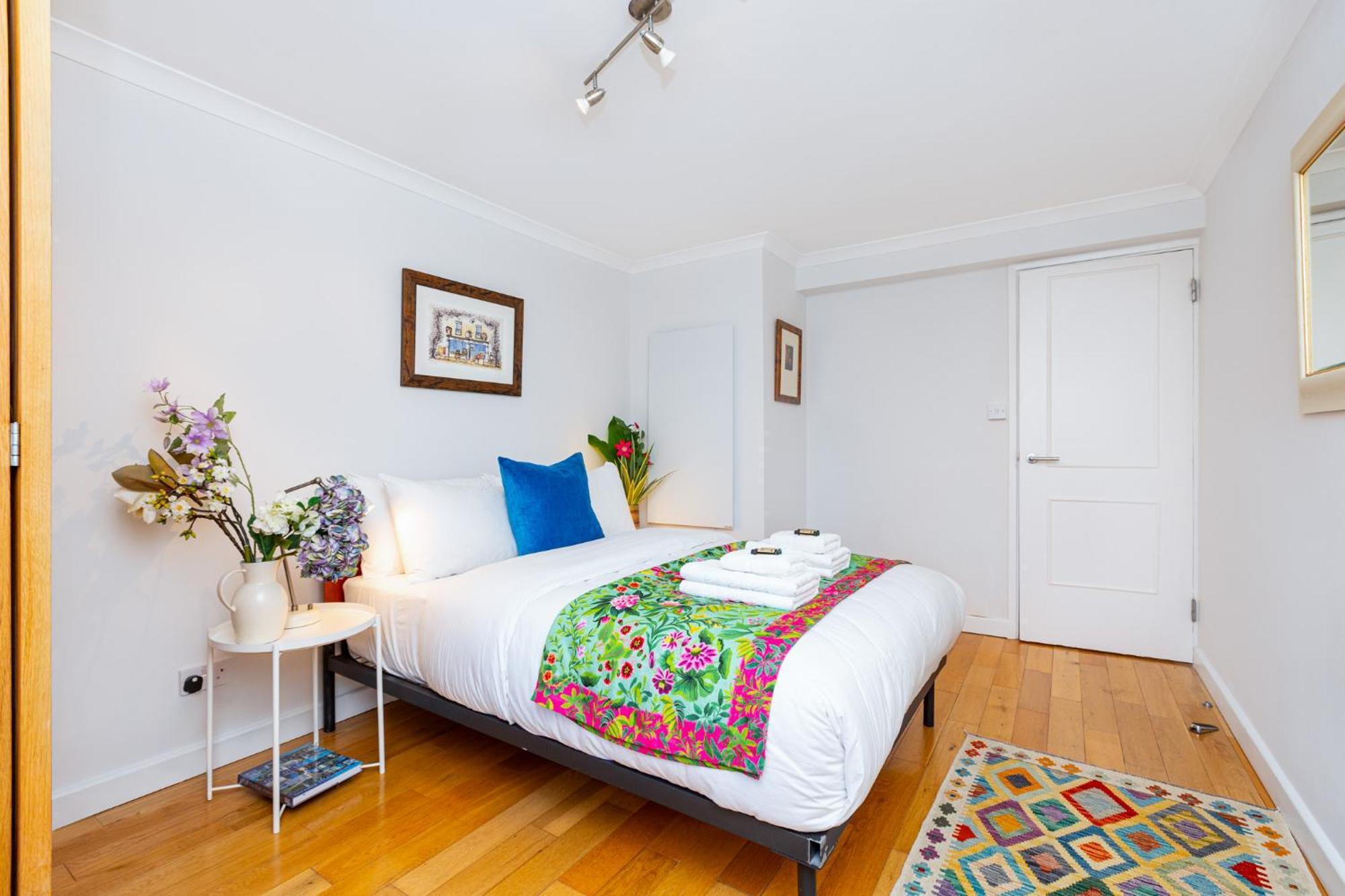 Immense Gorgeous 2br Wbalcony & Office In Chelsea Leilighet London