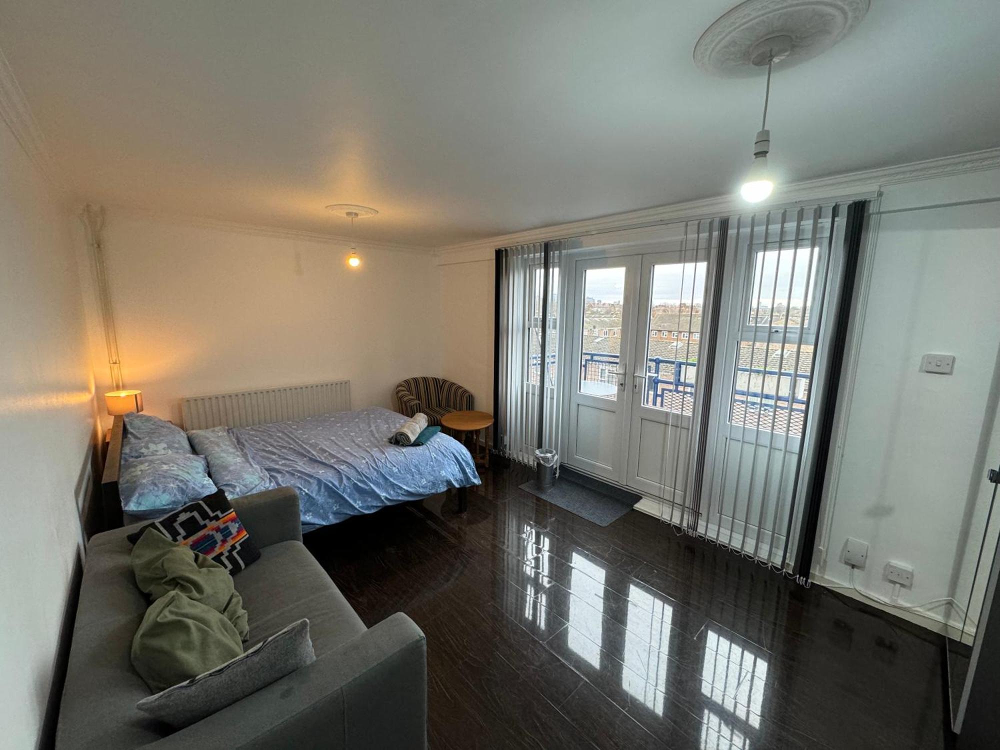 Guest house Large With Balcony Overlooking London