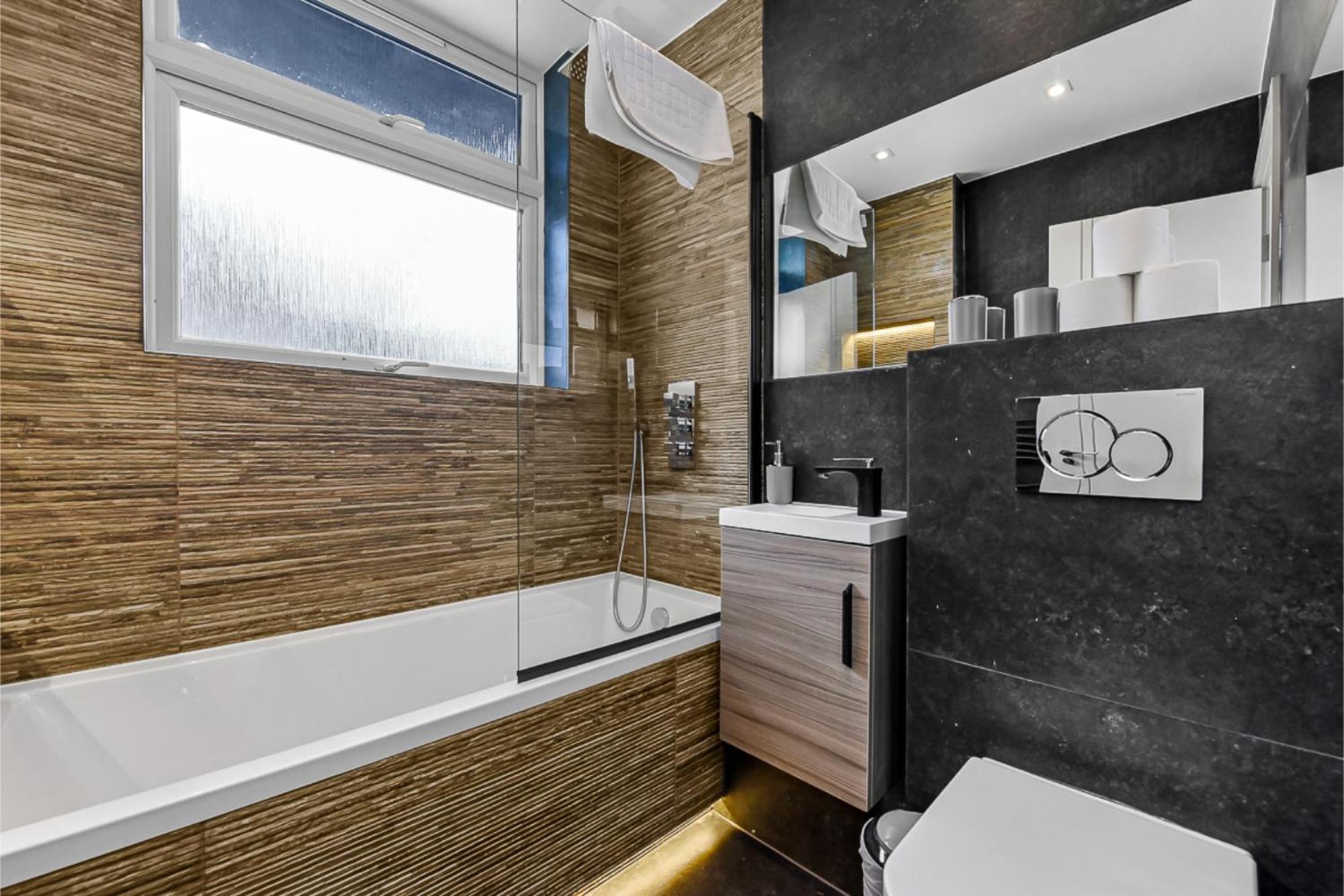 Contemporary 2 Bedroom Flat In Excellent Location!