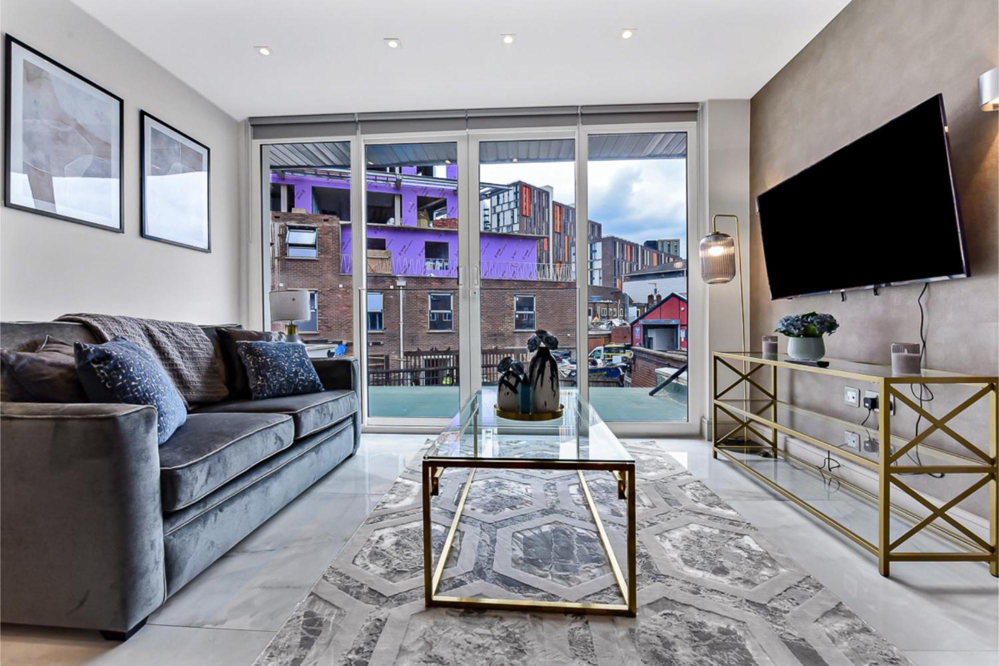 Contemporary 2 Bedroom Flat In Excellent Location! *