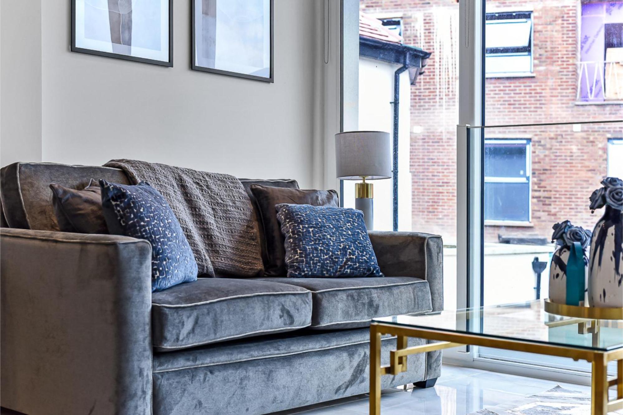 Contemporary 2 Bedroom Flat In Excellent Location! *