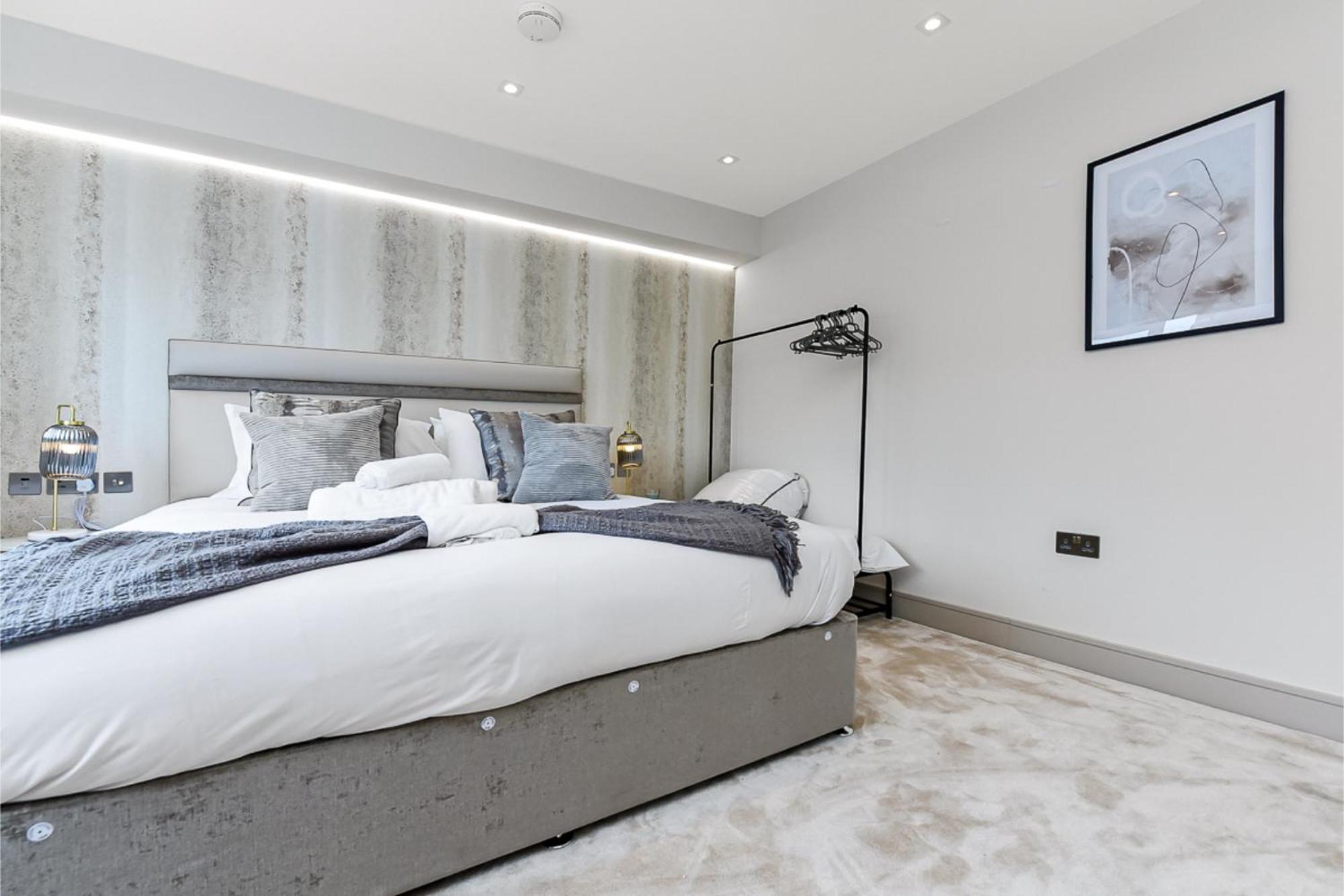 Apartment Contemporary 2 Bedroom Flat In Excellent Location!