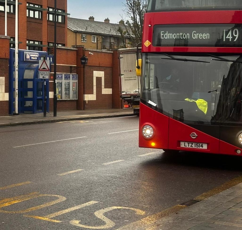 2 Bed 2 Bath - Free Parking - 3min Walk To The Train Station - 19min To Liverpool Street 5min To Victoria Line 1gb Broadband Super Fast Internet Ground Floor 100s Of Shops Restaurants Bakeries 24-hour Asda Superst Apartment *