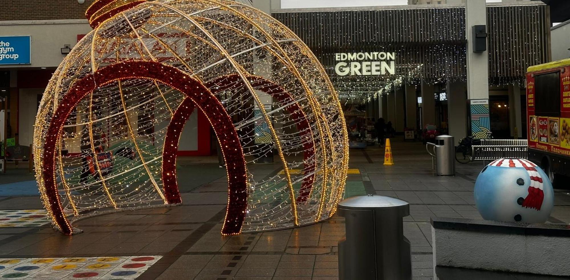 Apartment 2 Bed 2 Bath - Free Parking - 3min Walk To The Train Station - 19min To Liverpool Street 5min To Victoria Line 1gb Broadband Super Fast Internet Ground Floor 100s Of Shops Restaurants Bakeries 24-hour Asda Superst London