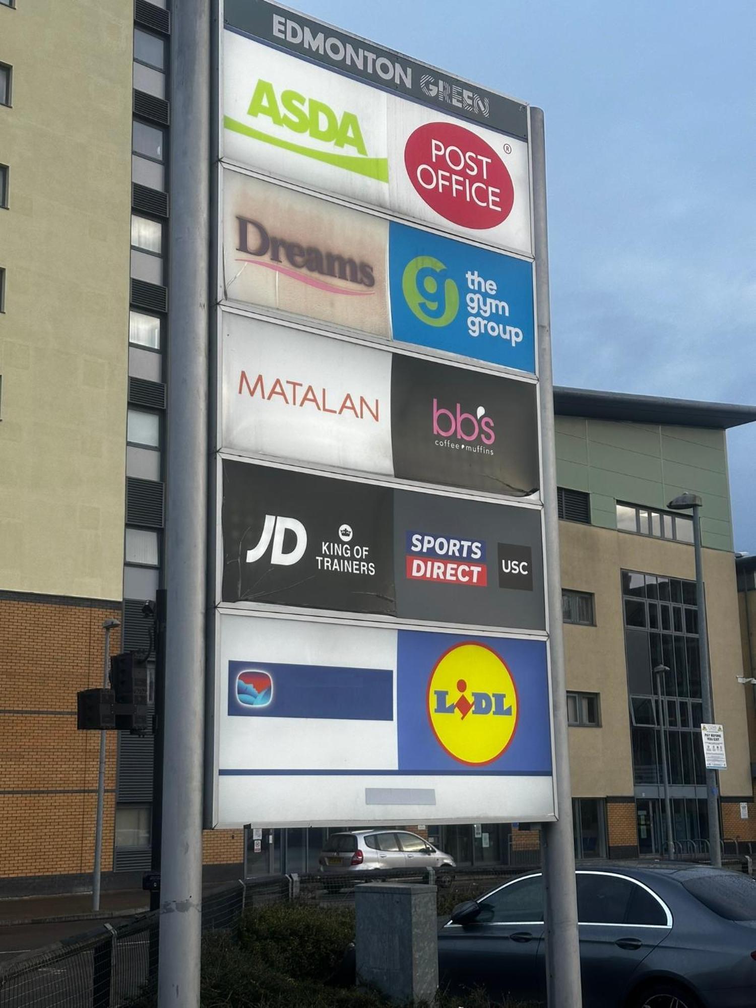 2 Bed 2 Bath - Free Parking - 3min Walk To The Train Station - 19min To Liverpool Street 5min To Victoria Line 1gb Broadband Super Fast Internet Ground Floor 100s Of Shops Restaurants Bakeries 24-hour Asda Superst * London