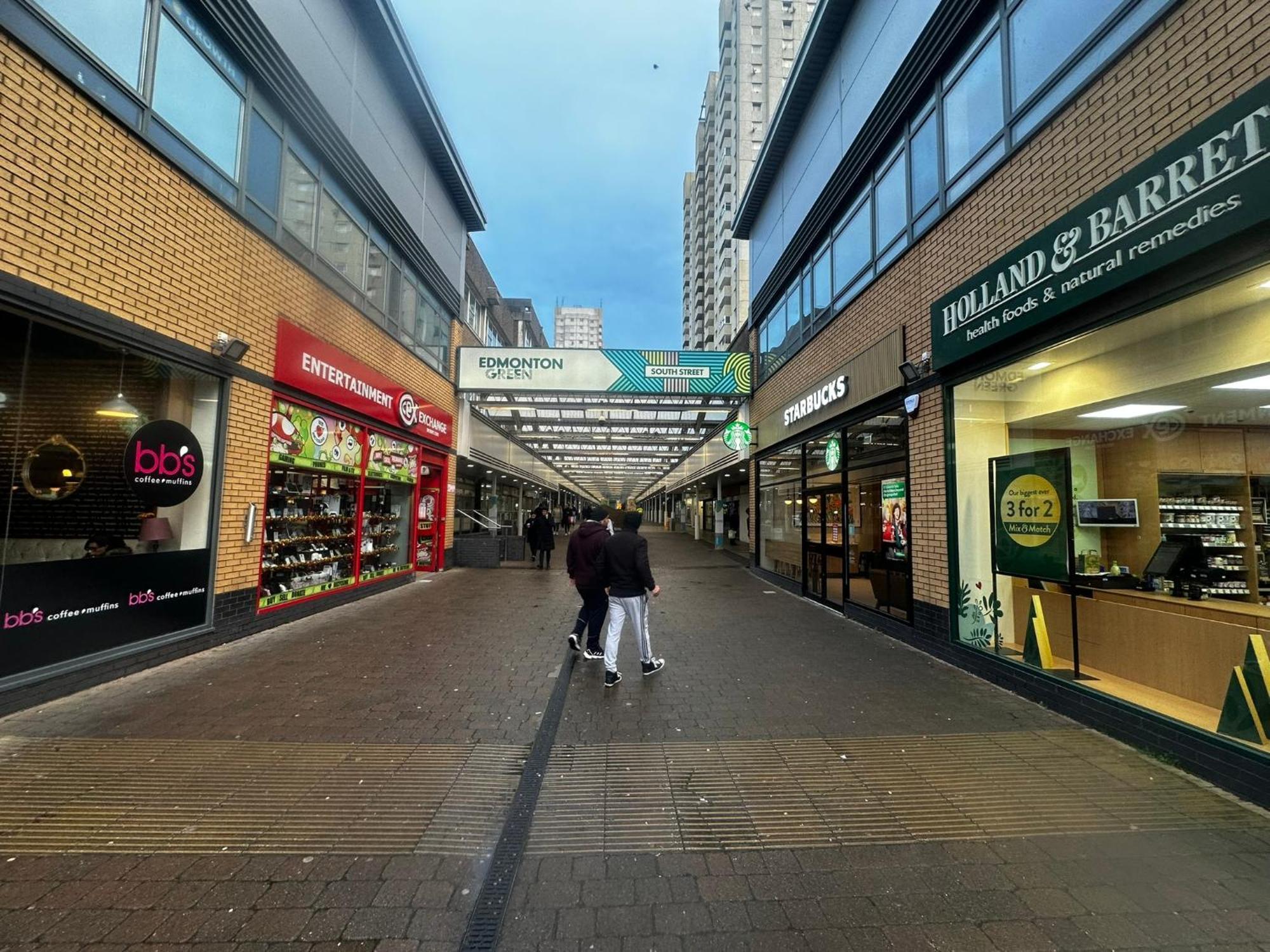 2 Bed 2 Bath - Free Parking - 3min Walk To The Train Station - 19min To Liverpool Street 5min To Victoria Line 1gb Broadband Super Fast Internet Ground Floor 100s Of Shops Restaurants Bakeries 24-hour Asda Superst London