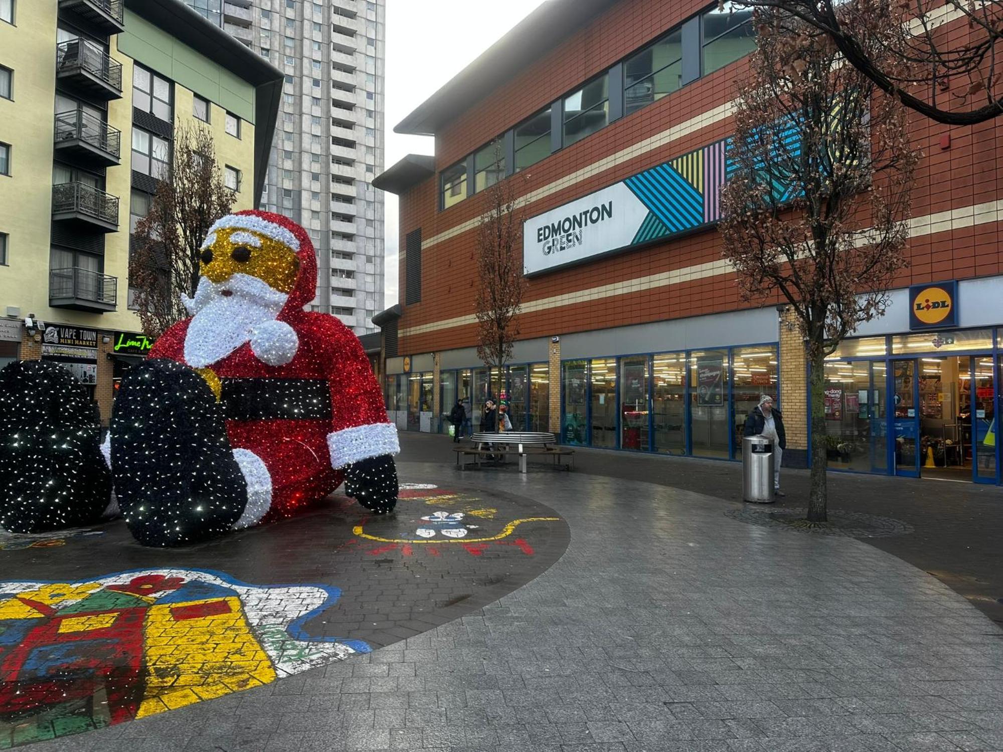 2 Bed 2 Bath - Free Parking - 3min Walk To The Train Station - 19min To Liverpool Street 5min To Victoria Line 1gb Broadband Super Fast Internet Ground Floor 100s Of Shops Restaurants Bakeries 24-hour Asda Superst Apartment