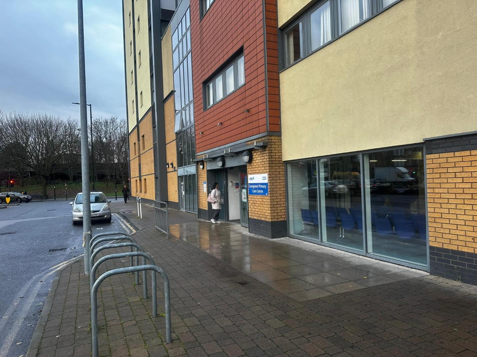 2 Bed 2 Bath - Free Parking - 3min Walk To The Train Station - 19min To Liverpool Street 5min To Victoria Line 1gb Broadband Super Fast Internet Ground Floor 100s Of Shops Restaurants Bakeries 24-hour Asda Superst Apartment *
