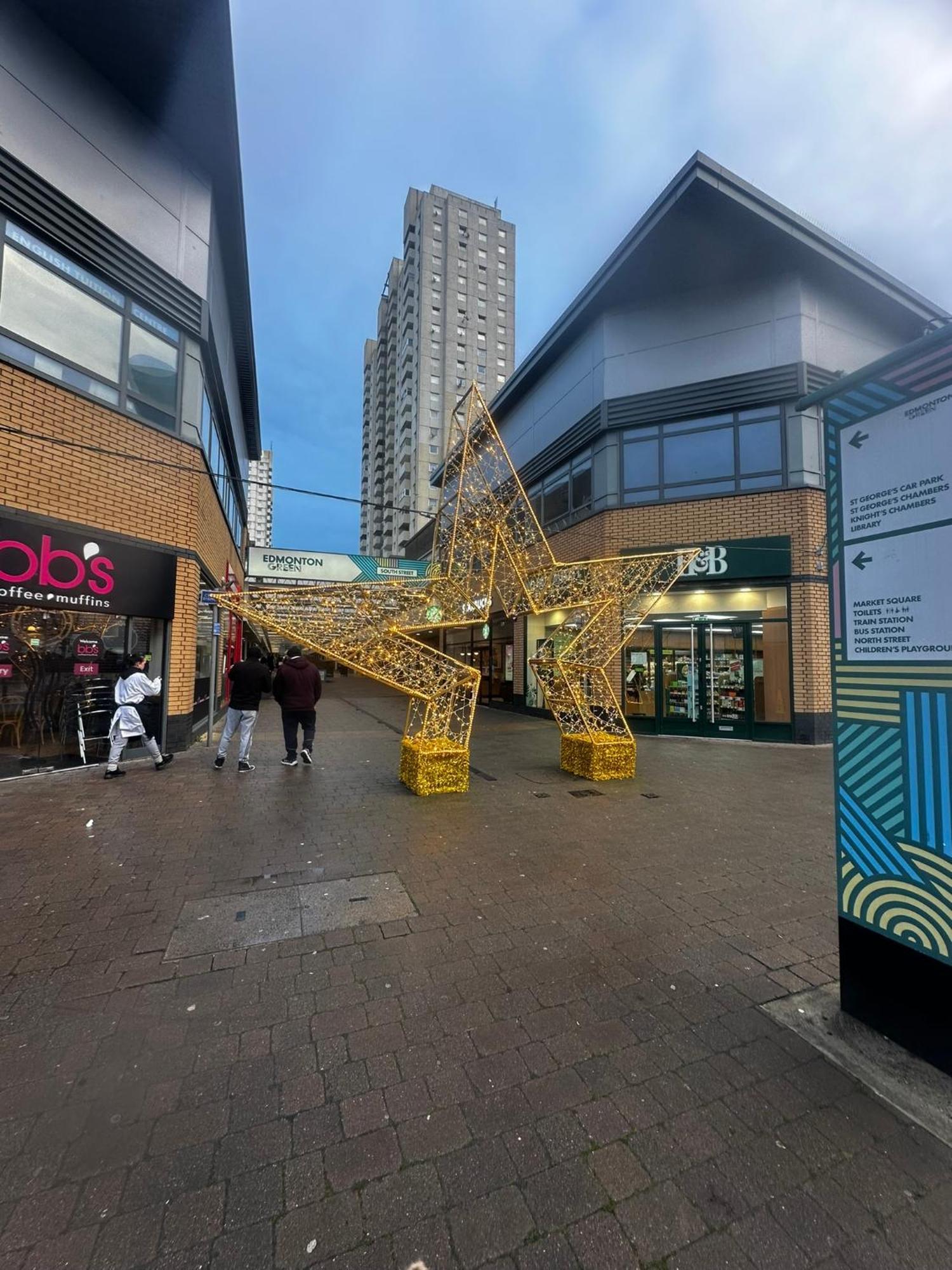 2 Bed 2 Bath - Free Parking - 3min Walk To The Train Station - 19min To Liverpool Street 5min To Victoria Line 1gb Broadband Super Fast Internet Ground Floor 100s Of Shops Restaurants Bakeries 24-hour Asda Superst * London