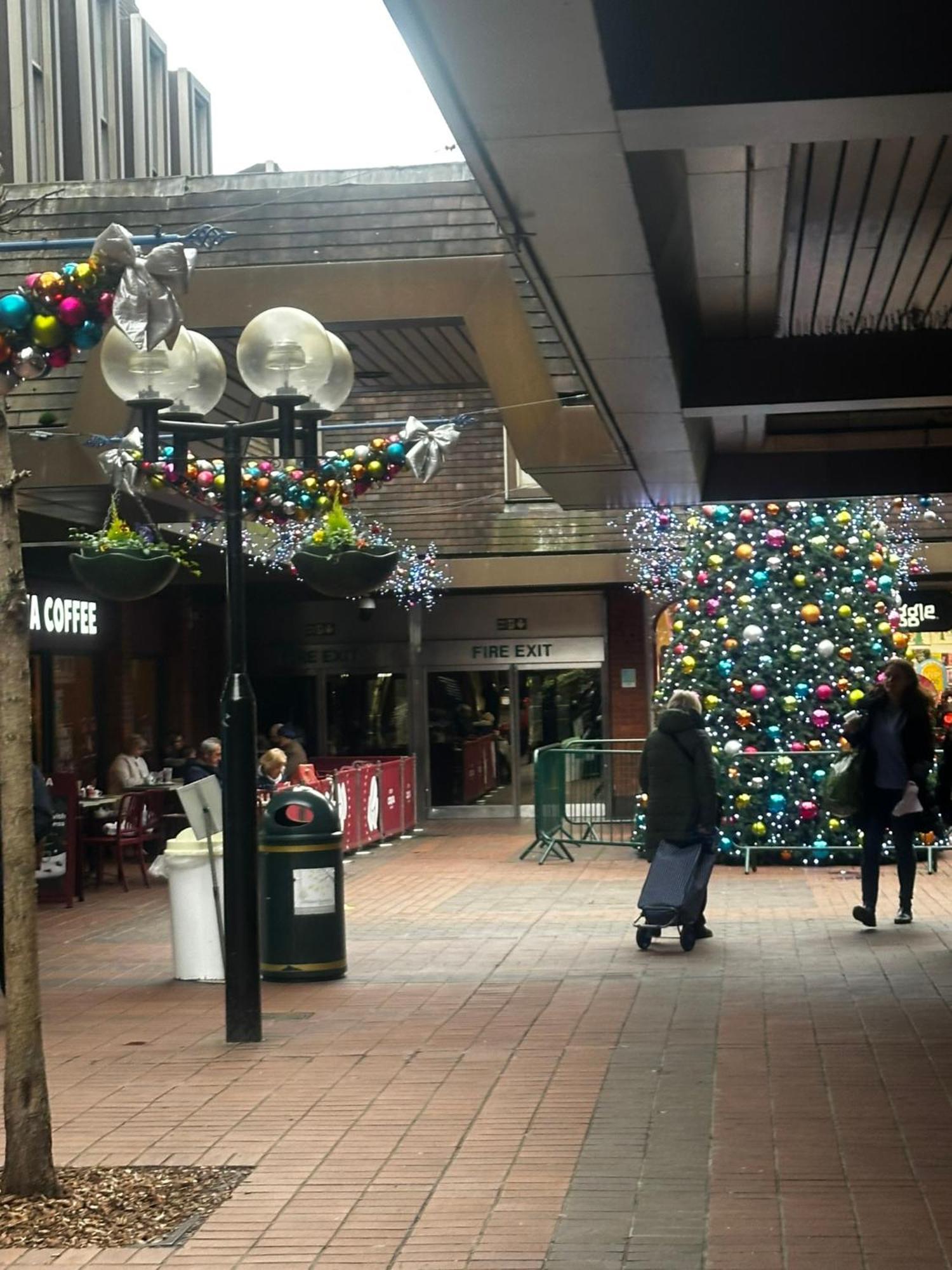 2 Bed 2 Bath - Free Parking - 3min Walk To The Train Station - 19min To Liverpool Street 5min To Victoria Line 1gb Broadband Super Fast Internet Ground Floor 100s Of Shops Restaurants Bakeries 24-hour Asda Superst London