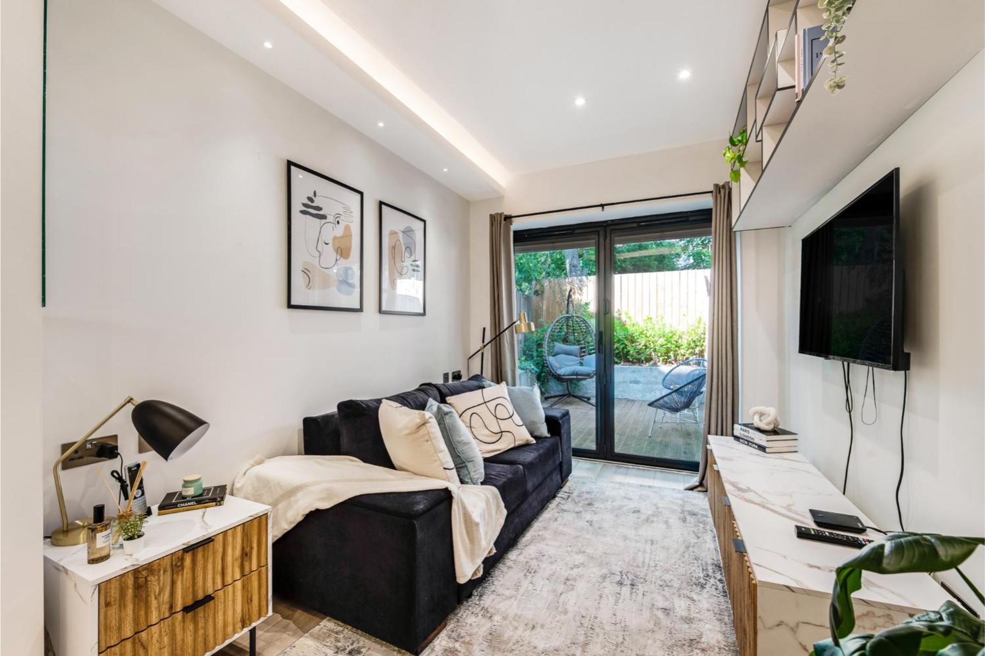 Chic Studio W/ Outdoor Space -excellent Location Apartment *