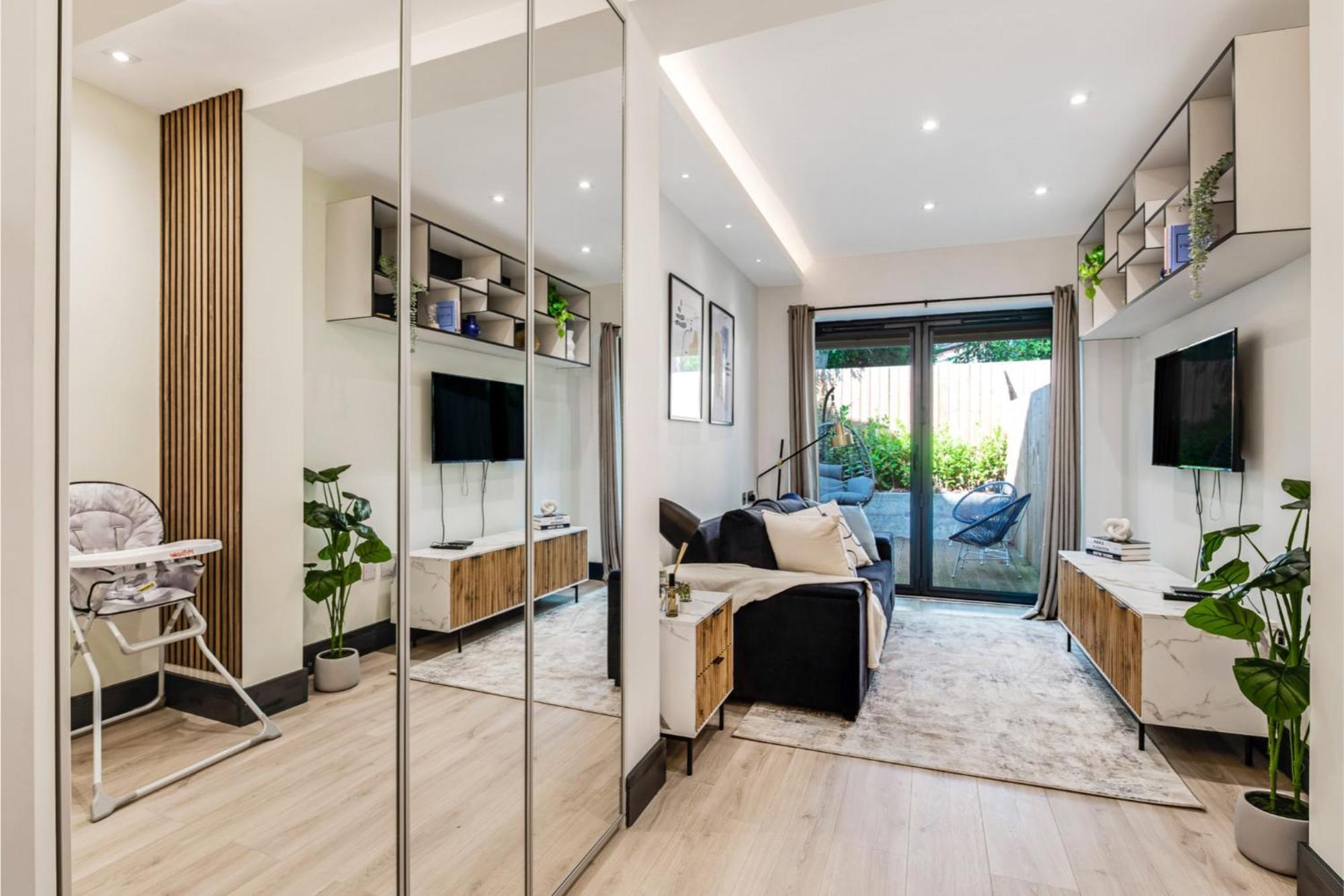 Chic Studio W/ Outdoor Space -excellent Location * London
