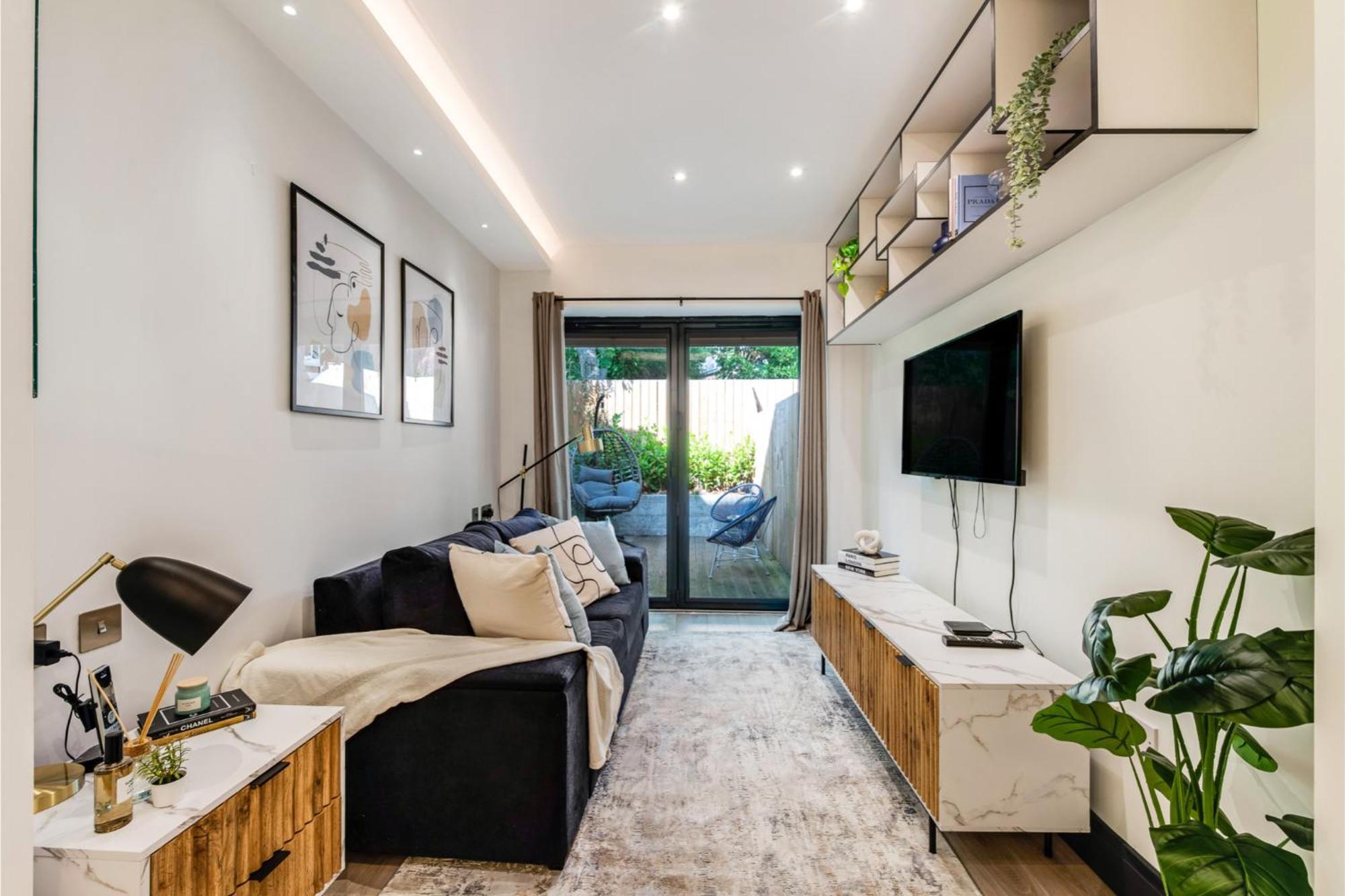 Chic Studio W/ Outdoor Space -excellent Location Apartment