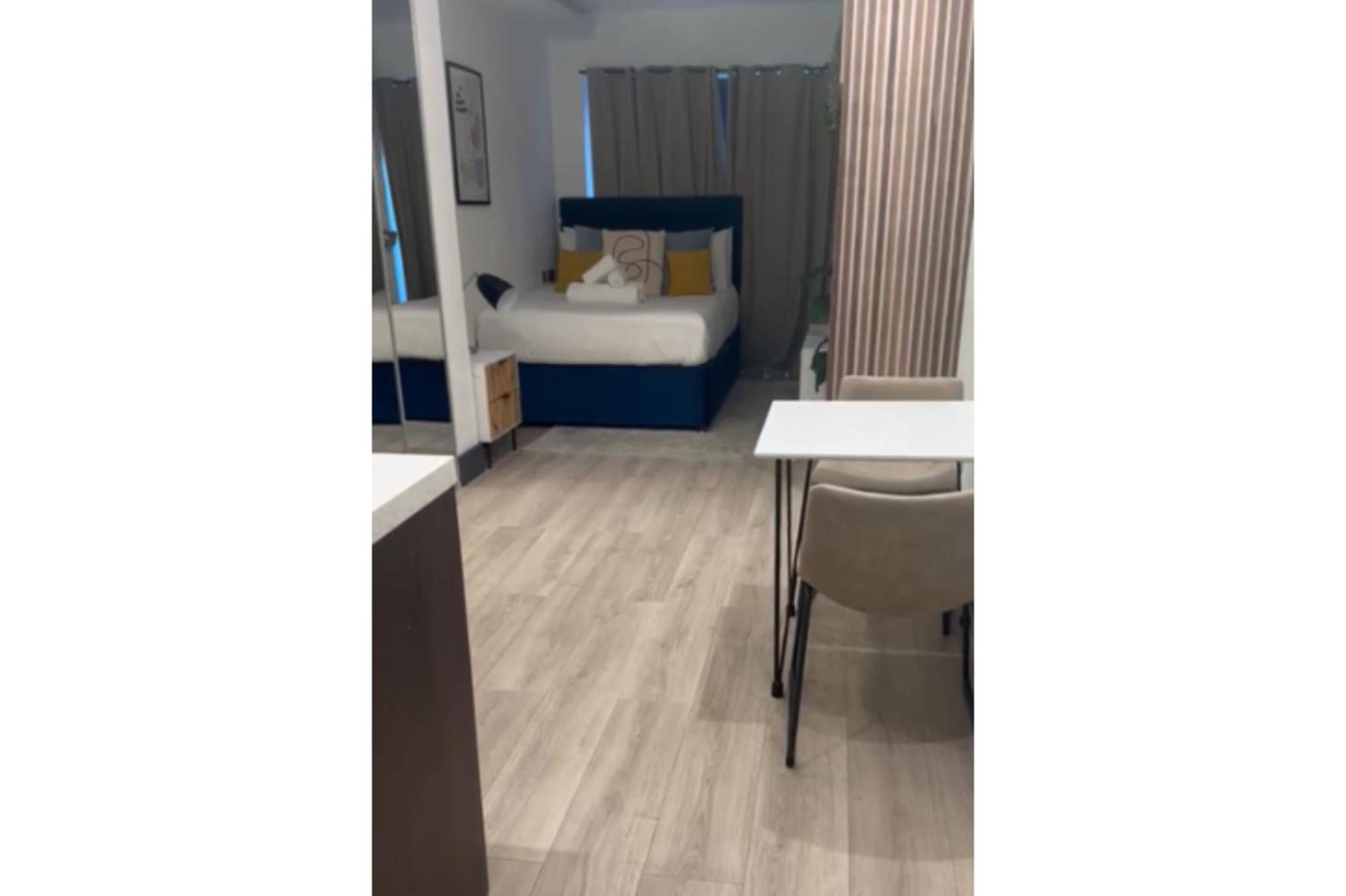 Chic Studio W/ Outdoor Space -excellent Location Apartment London