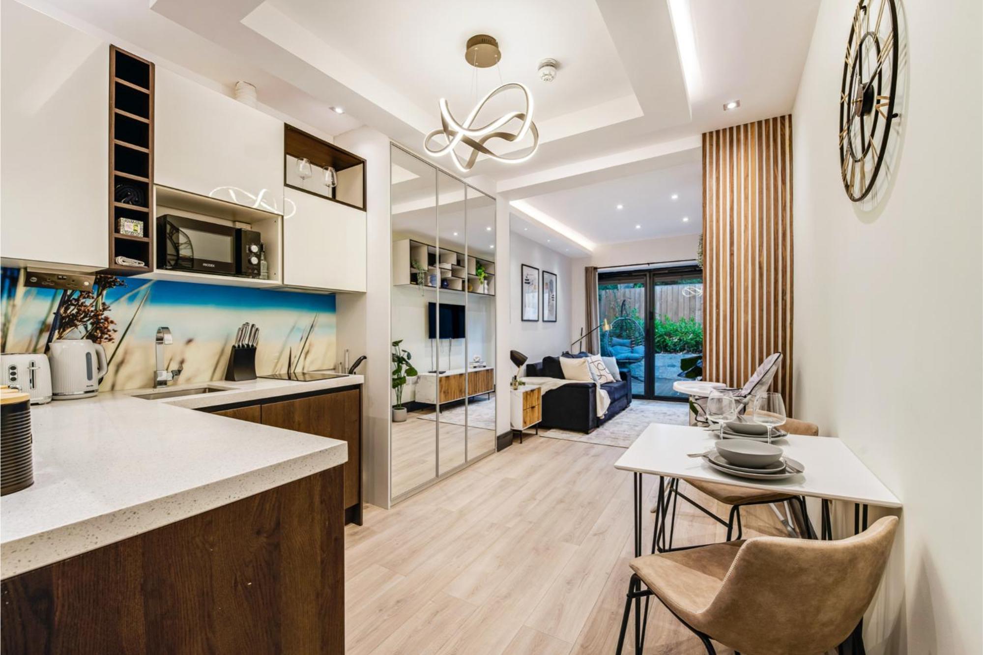 Chic Studio W/ Outdoor Space -excellent Location