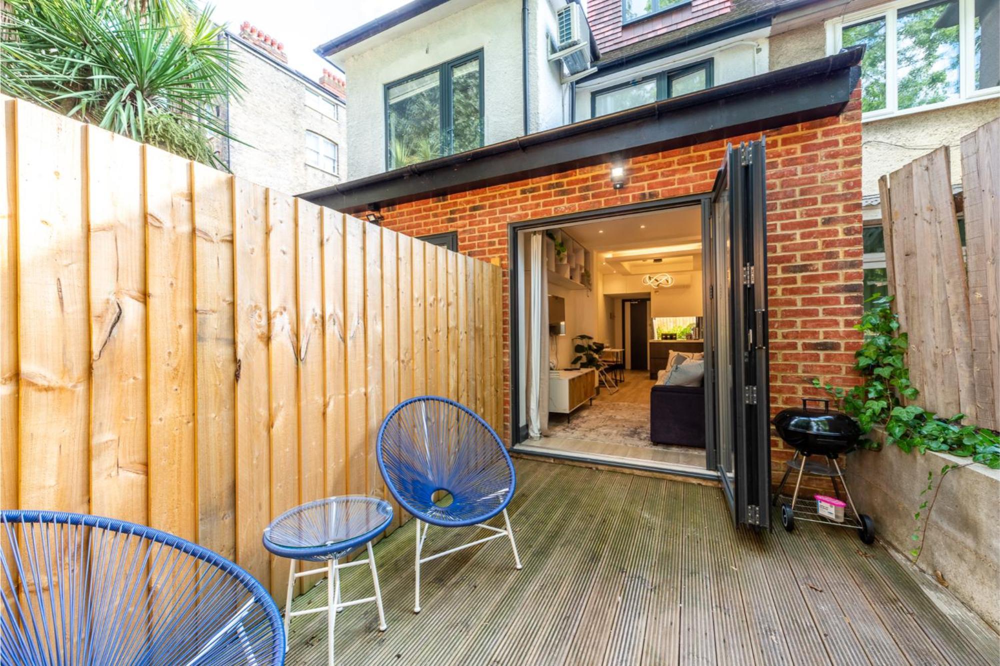 Chic Studio W/ Outdoor Space -excellent Location Apartment *