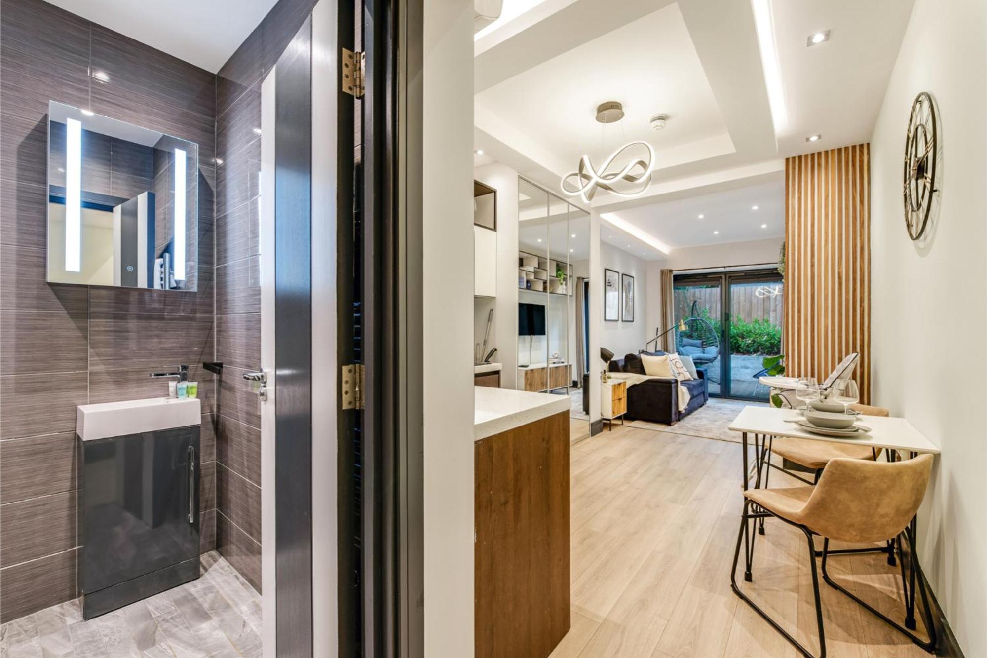 Apartment Chic Studio W/ Outdoor Space -excellent Location