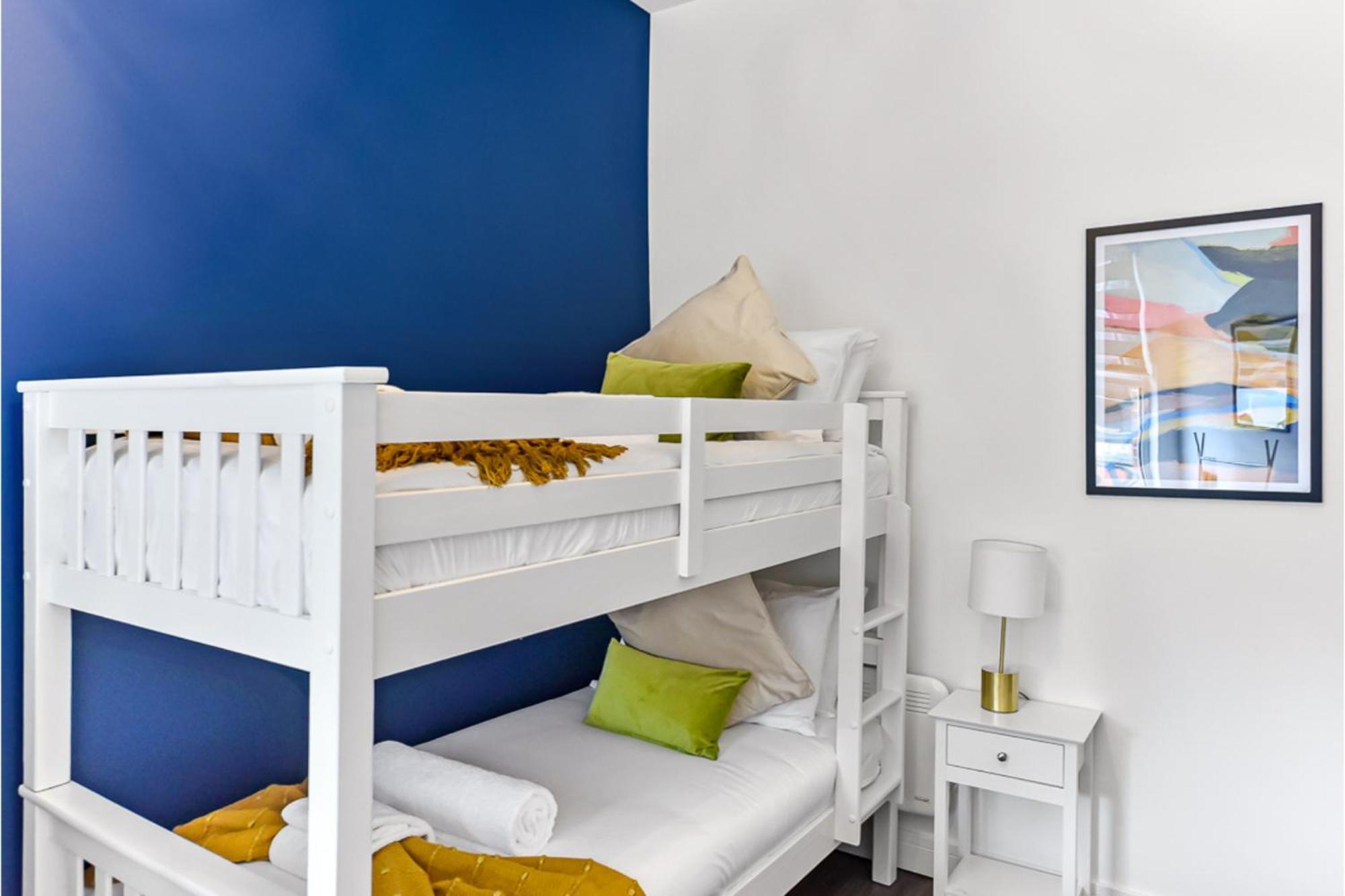 Stylish And Family Friendly 3 Bedroom Apartment *