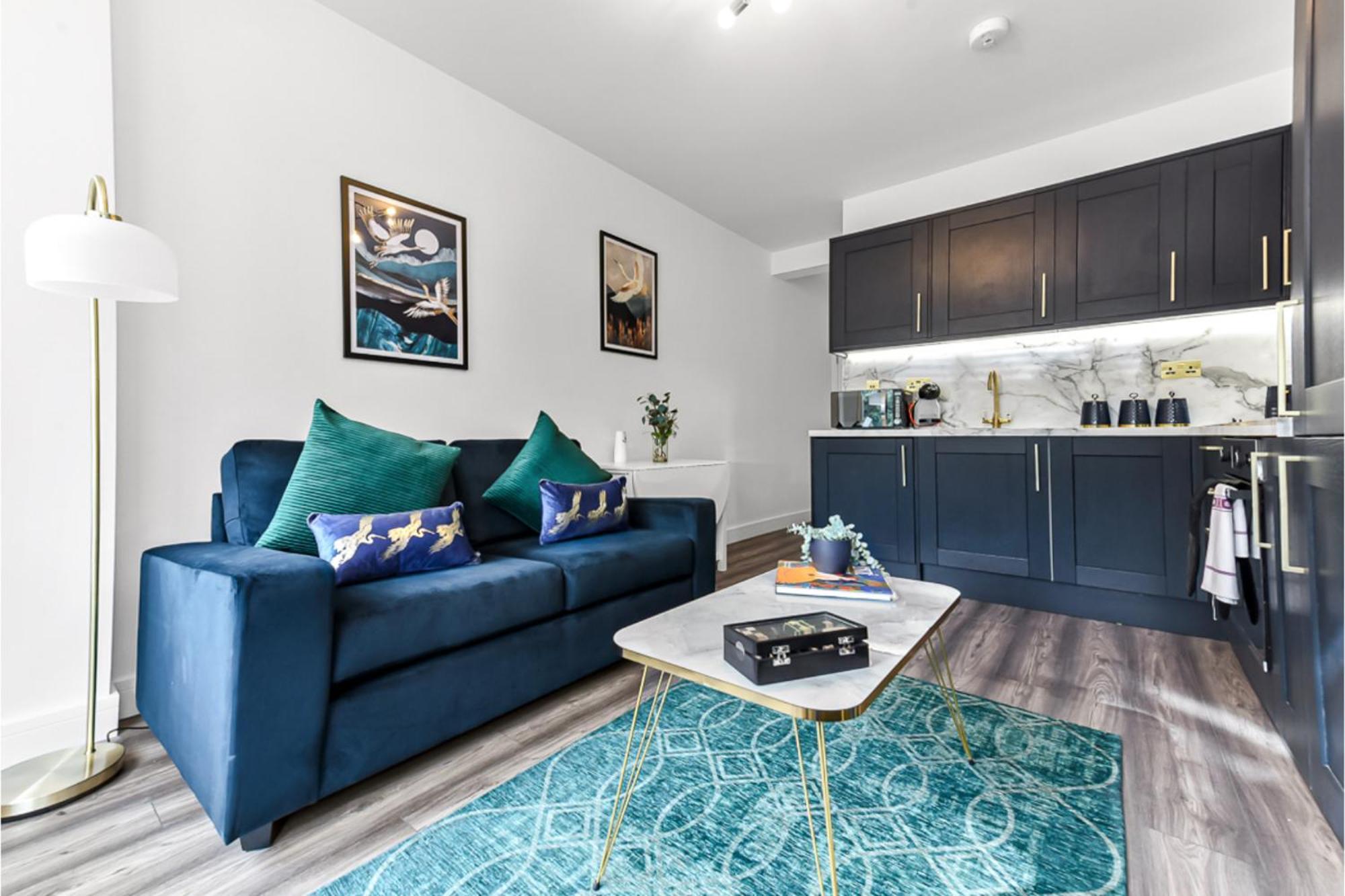 Stylish And Family Friendly 3 Bedroom Apartment *