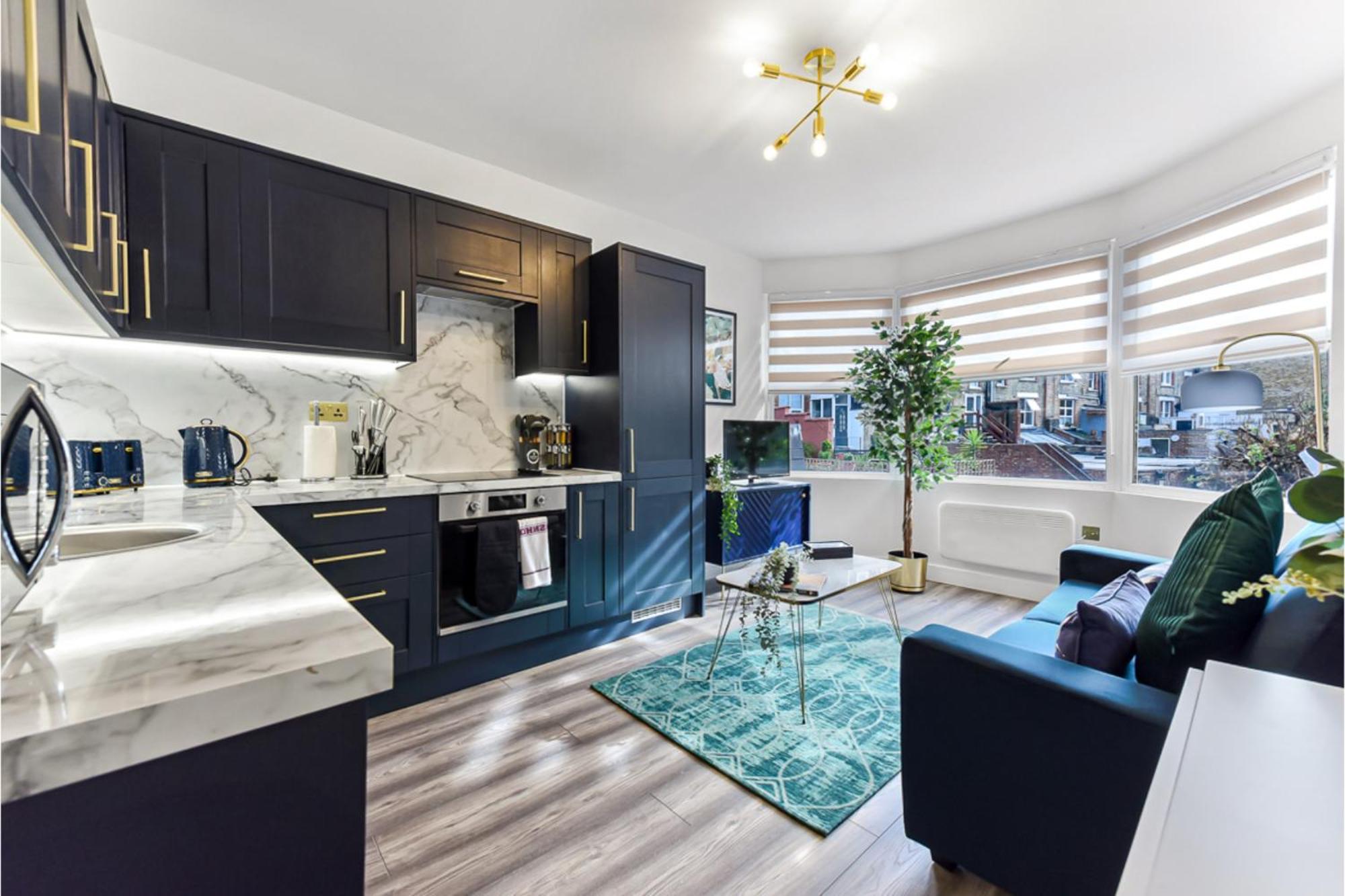 Stylish And Family Friendly 3 Bedroom Apartment *