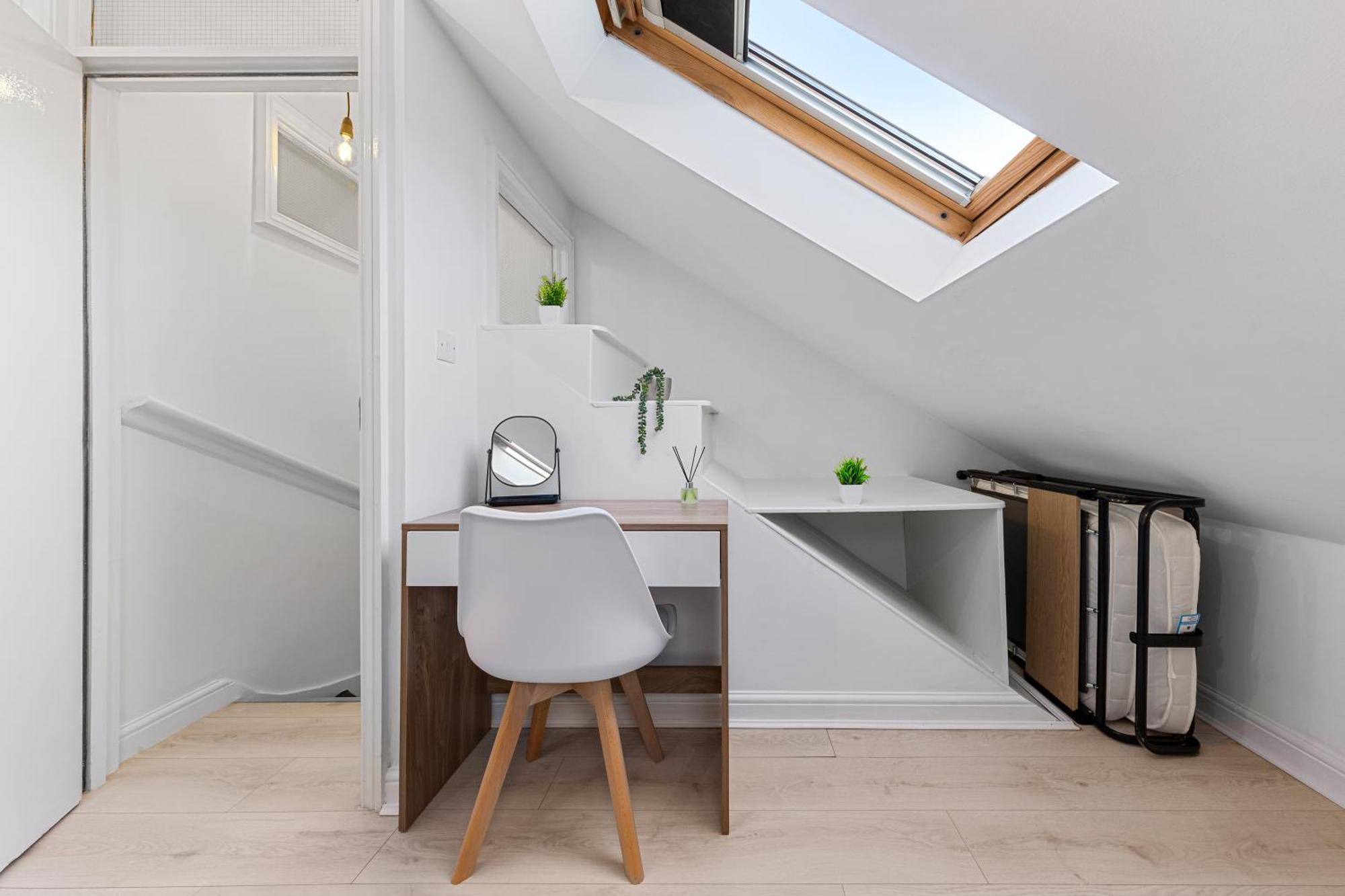 Central & Modern 1 Bed Apartment - 3Min To Train Station & Sleeps 4 - The Holloway Suite
