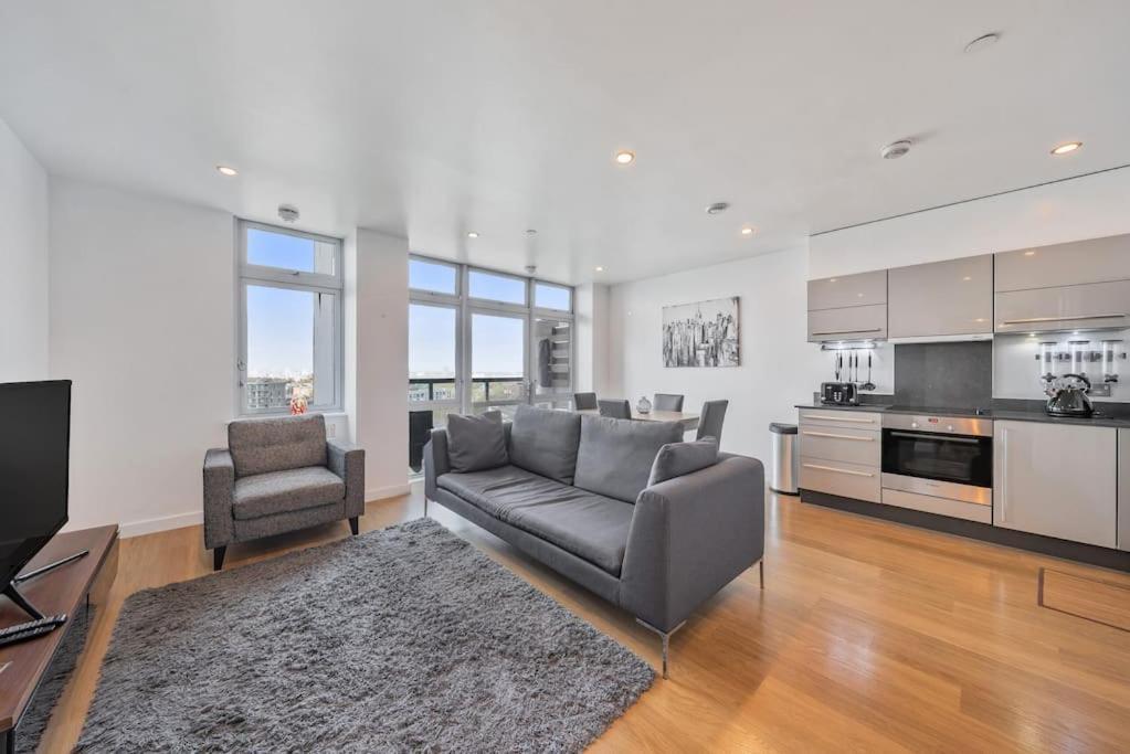 Apartment Great 2 Bed Flat With View *