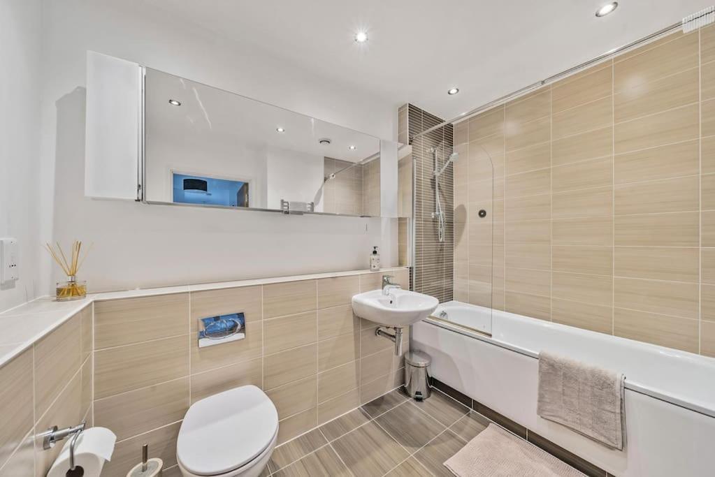 Great 2 Bed Flat With View Apartment *