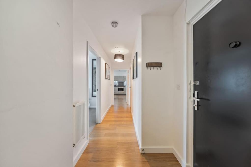 Great 2 Bed Flat With View Apartment London