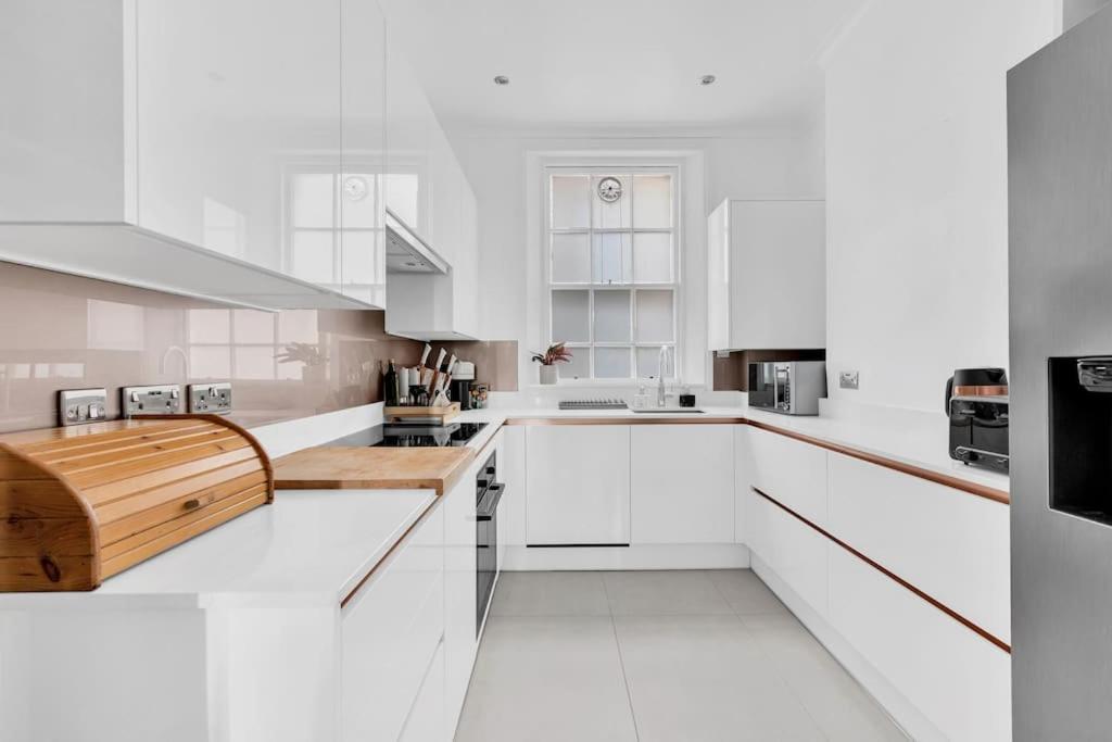 Apartamento Luxury 3 Bedroom In The Heart Of High Street Kensington, London. *