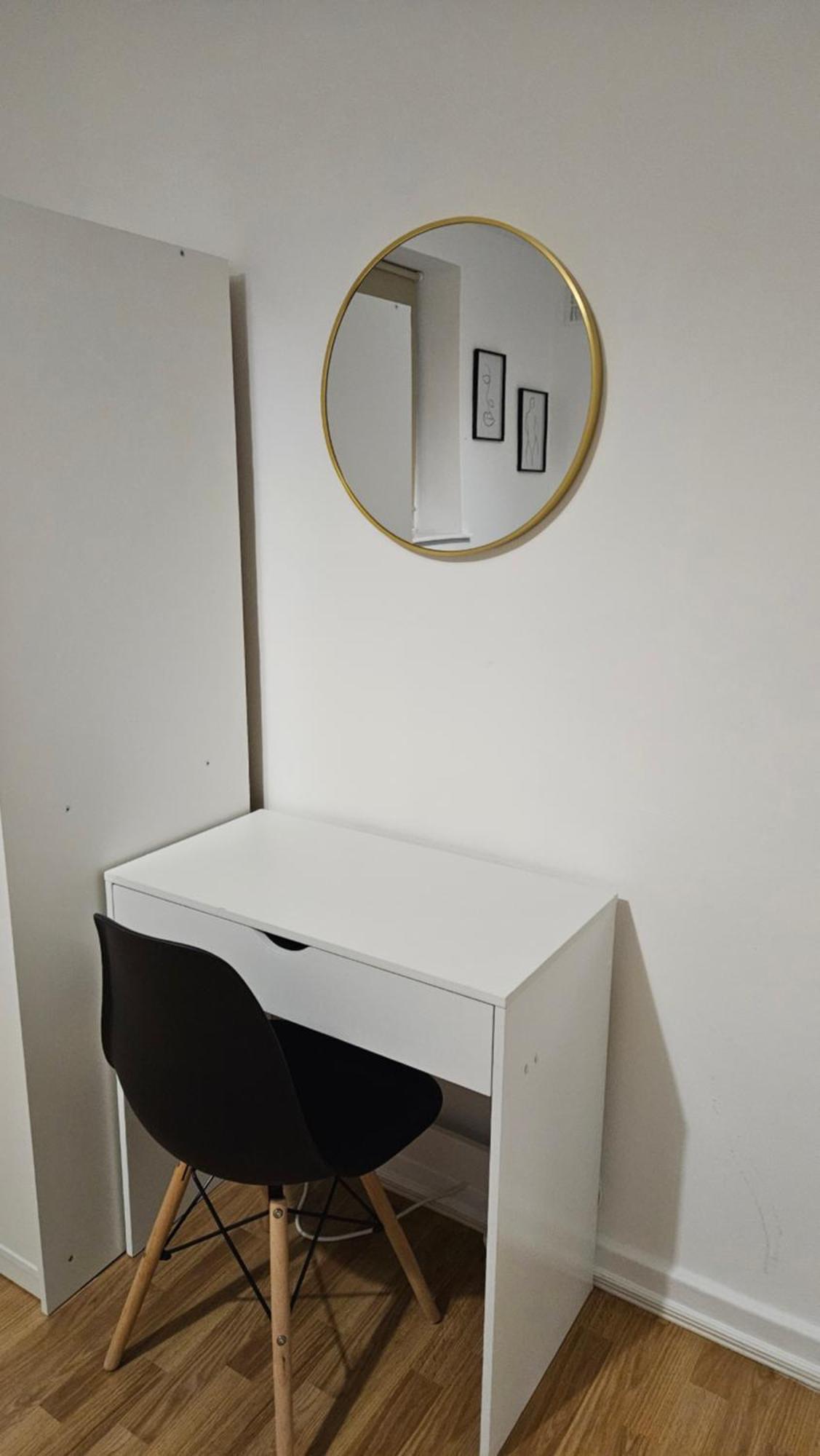 Spacious Two Bedroom In Battersea, Free Parking Apartment *