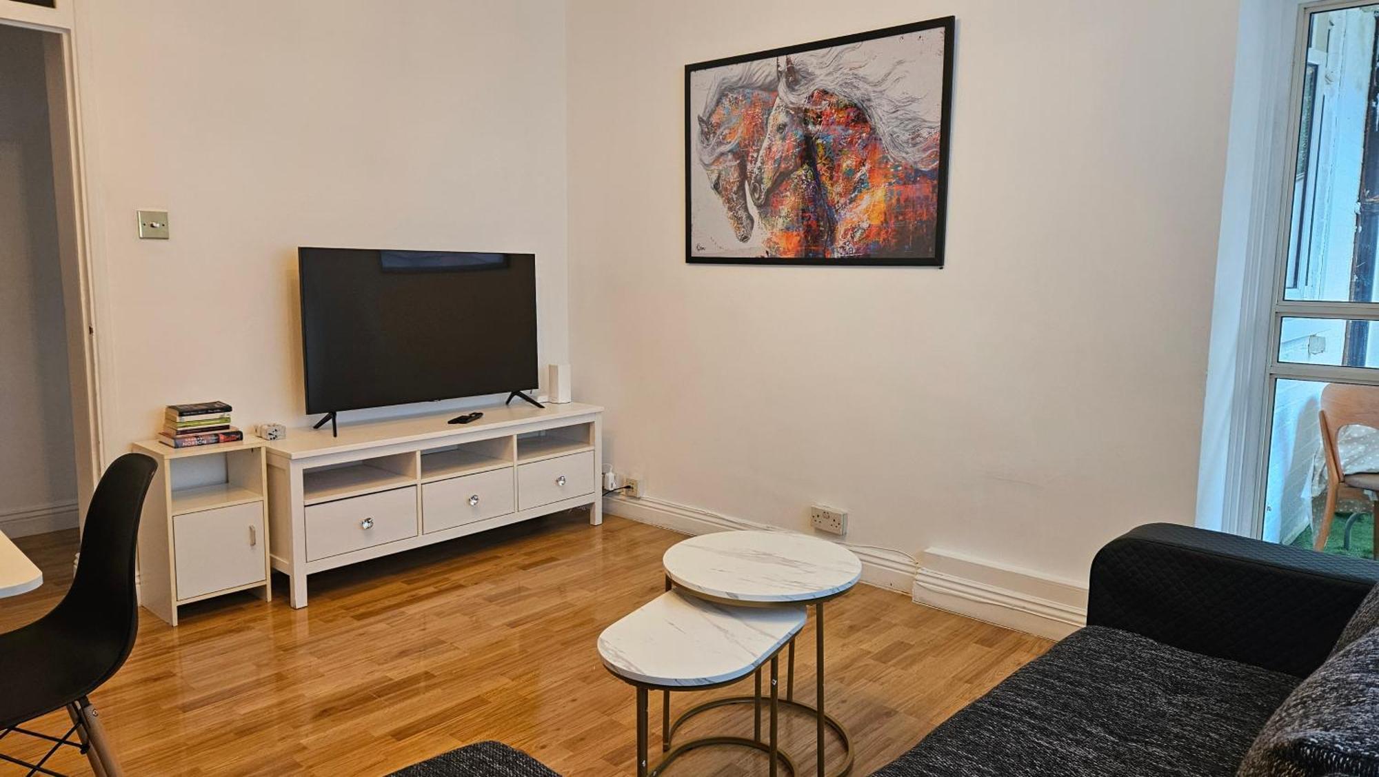 Spacious Two Bedroom In Battersea, Free Parking Apartment