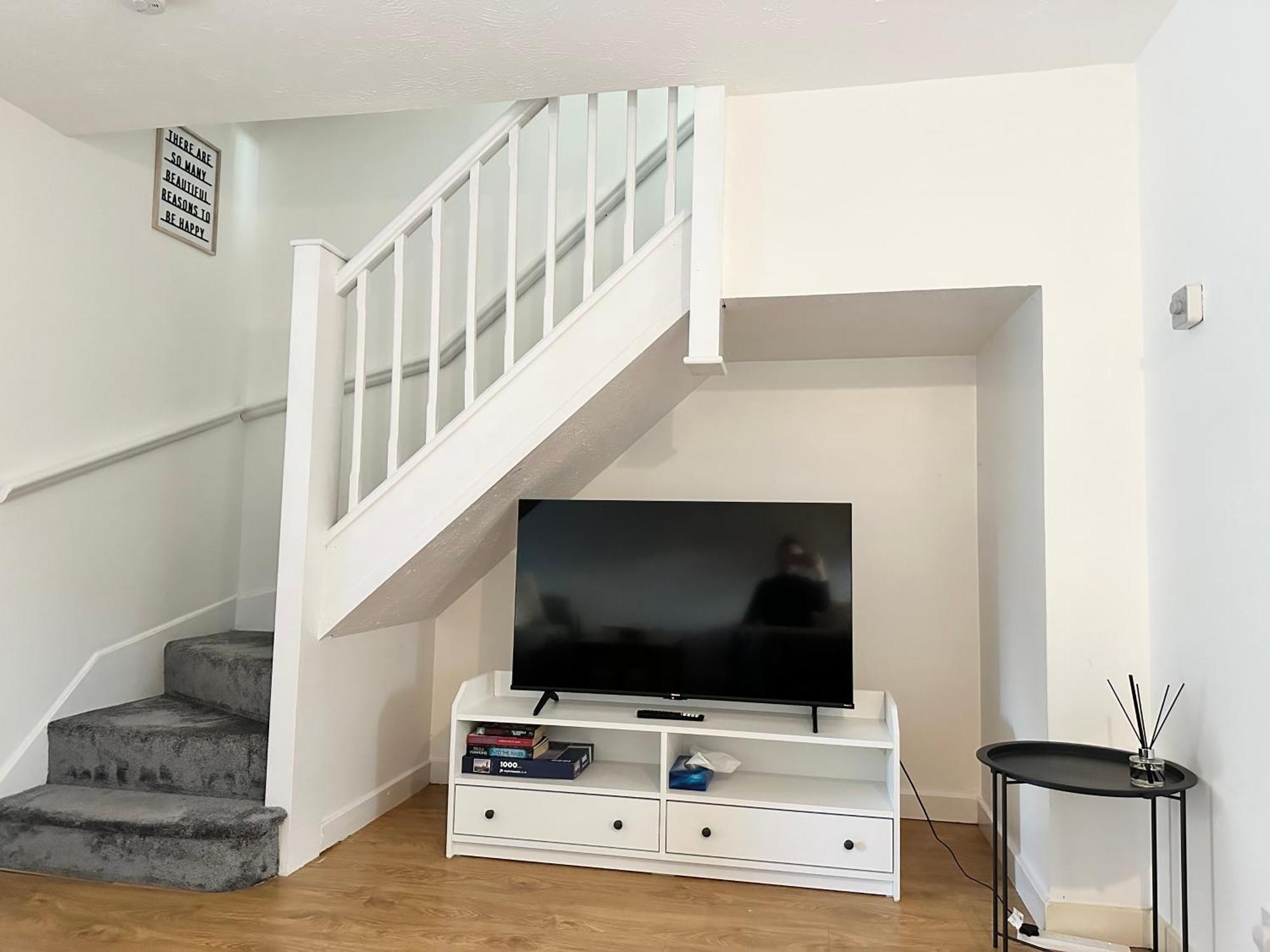 3 Bedroom House 2 Stops From Bridge Holiday home