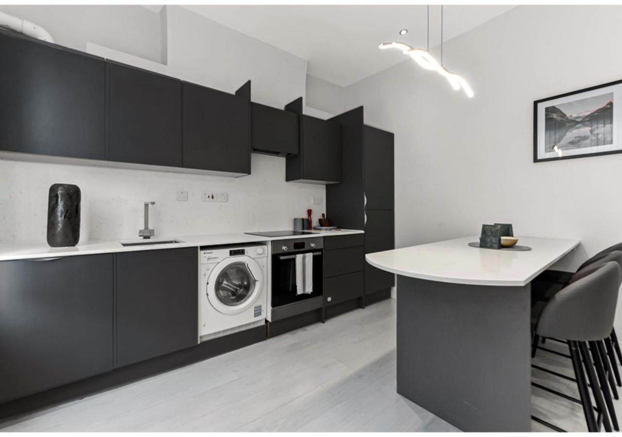 Captivating 2 Bd Flat In Leilighet